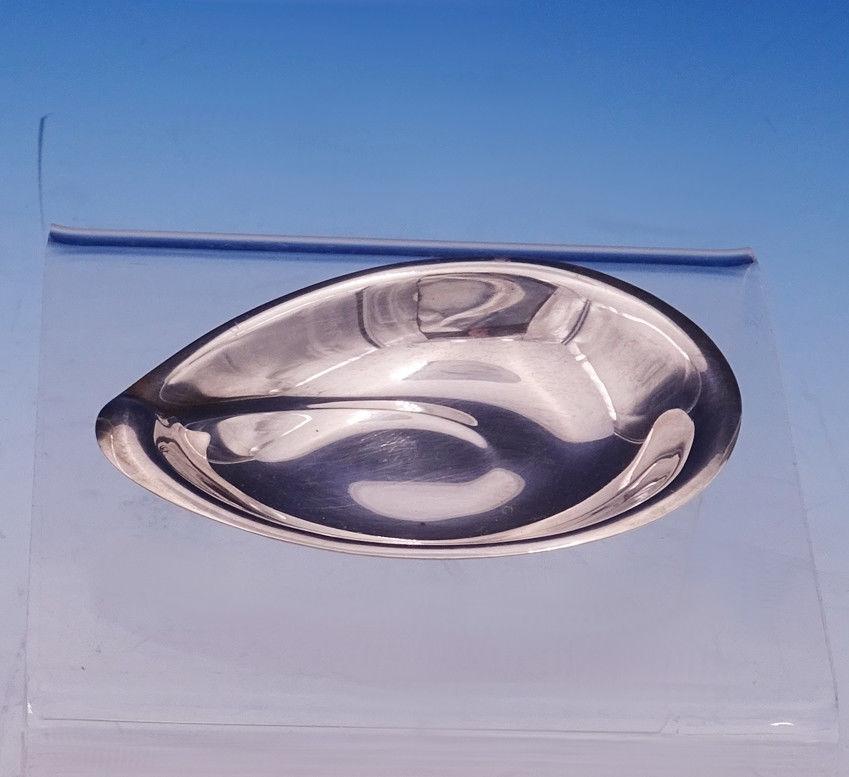 Mid-Century Modern, 1950s silver sculpture by Reed and Barton sterling silver nut dish marked #X153. This piece measures 3 1/8 x 2 1/8 x 1 /4 and weighs 0.7 troy ounces. It is not monogrammed and is in excellent condition. Beautiful!
SKU#3078.

  