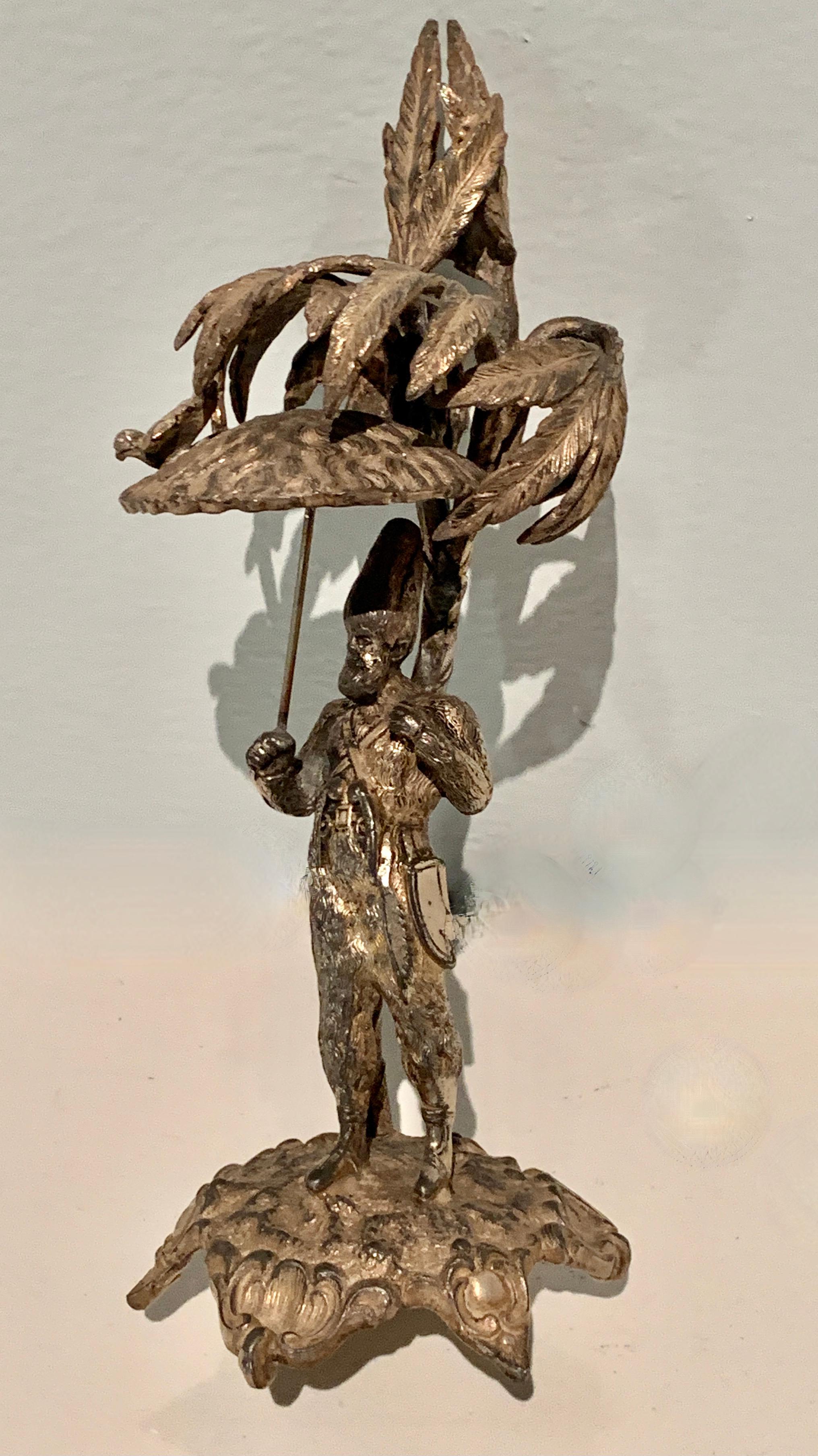 20ième siècle Sculpture en argent d'un homme tenant un parapluie avec un oiseau en vente