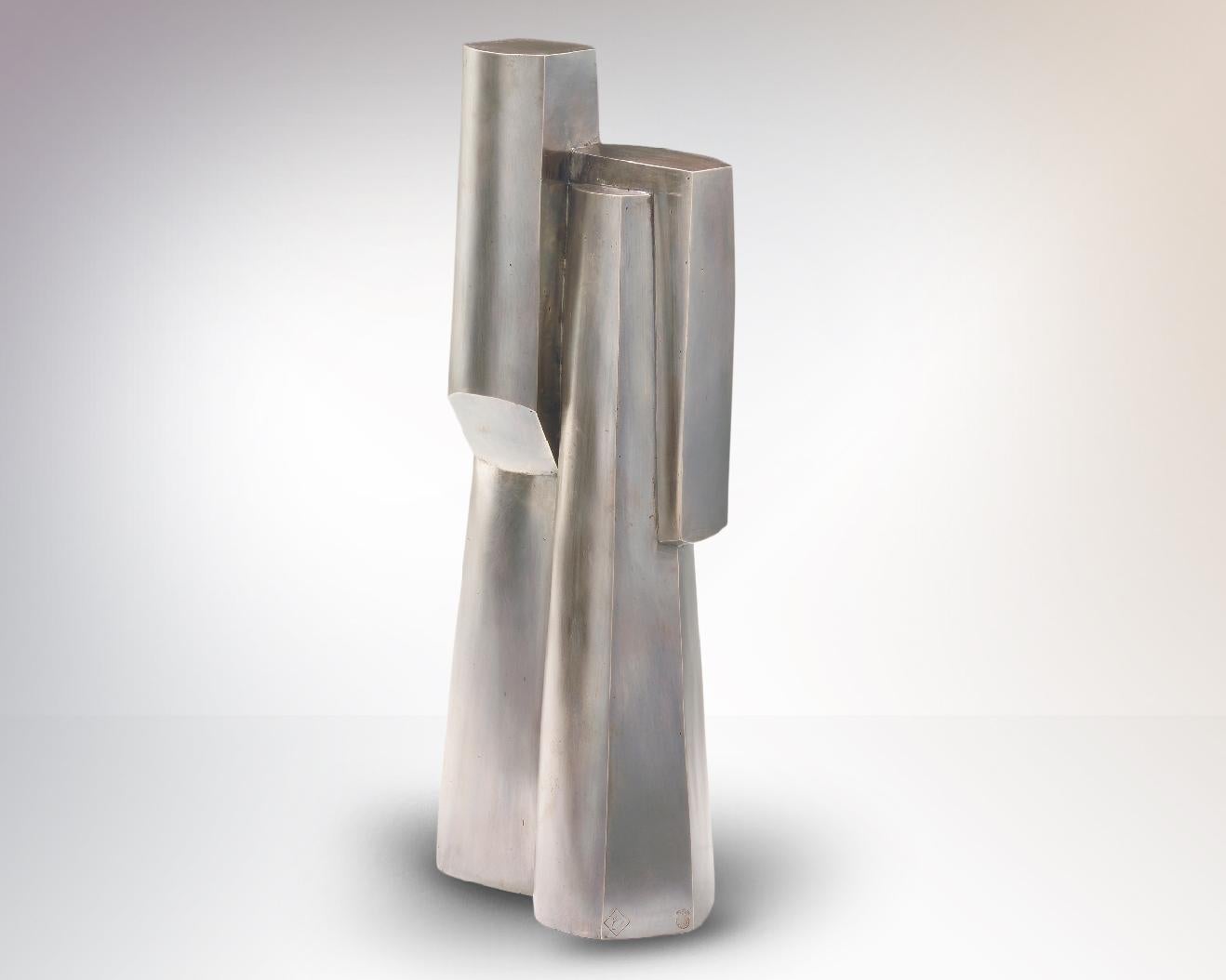 Abstract sculpture with beautiful curved lines.

German silver sculpture (alloy of copper, nickel and zinc)
Numbered and signed artwork
Limited edition 2/9
Measures: 47 x 15 x 20 cm.