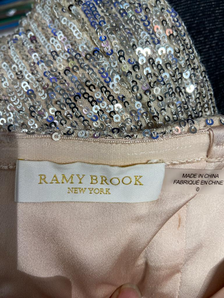 Silbernes Pailletten-Bustier-Cocktailkleid umwickelt am Rock von Ramy Brook  im Angebot 3