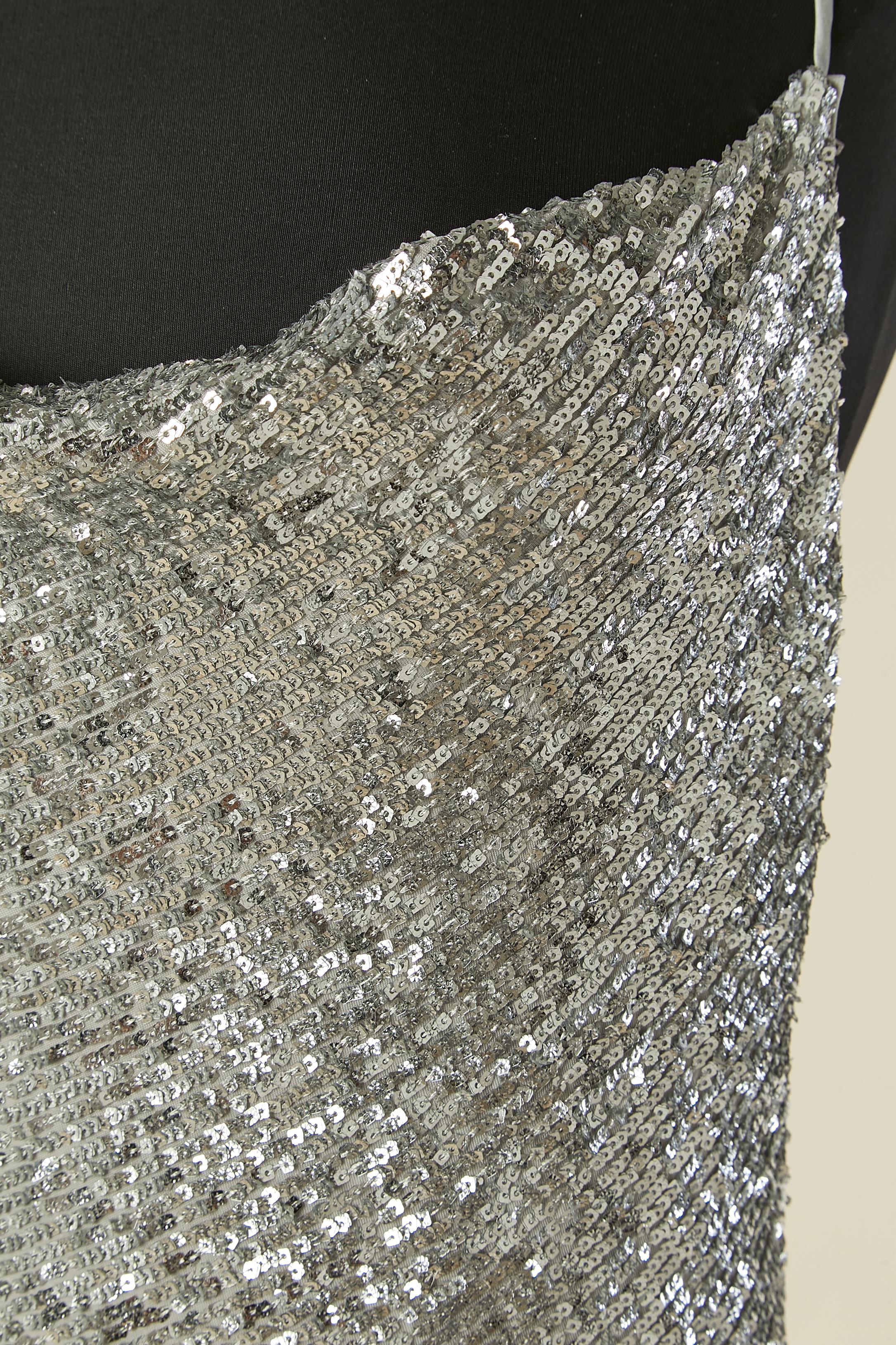 Abito da sera in paillettes color argento. Composizione del tessuto di base: 91% poliestere, 9% spandex. Fodera: poliestere
Tracolla regolabile. Spaccato sulla parte anteriore centrale, lunghezza= 48cm
TAGLIA 4 US 