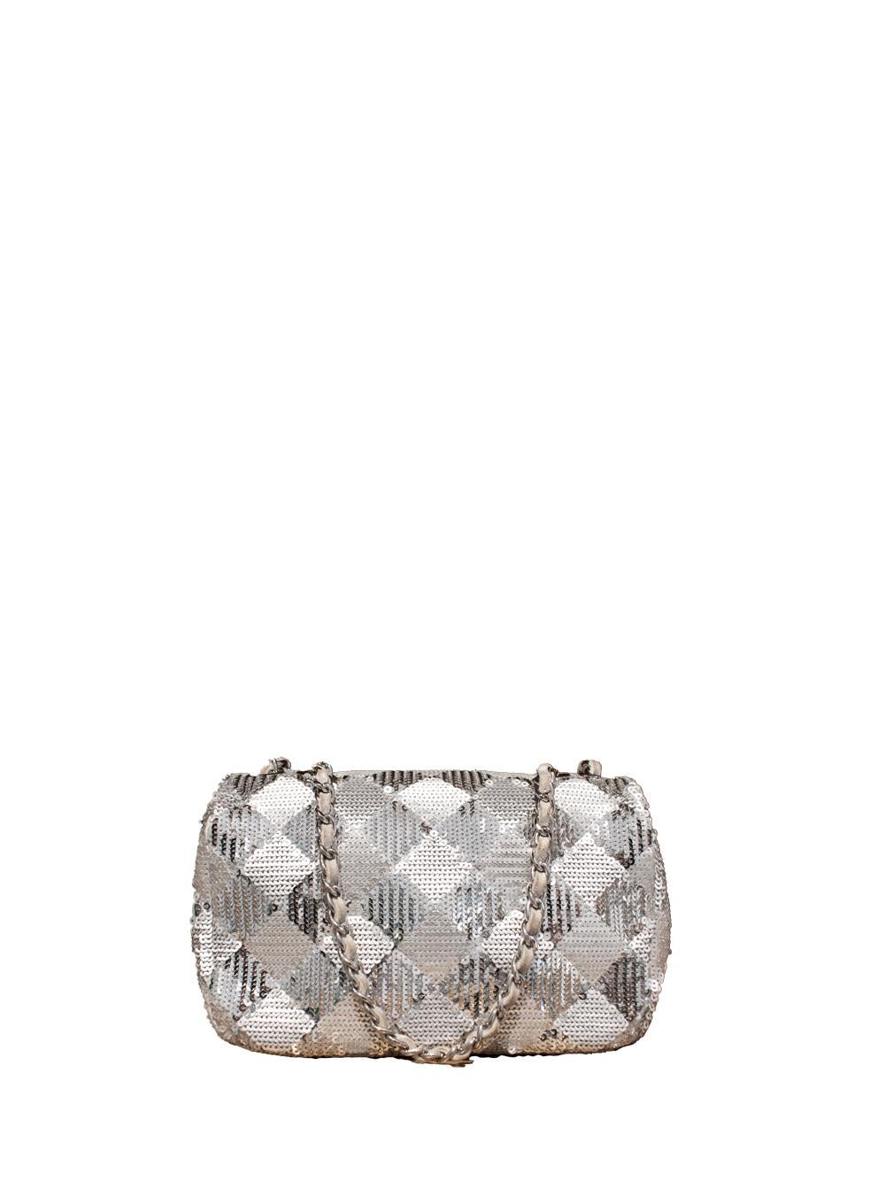 Un must-have per ogni esperta di moda, questa Mini Flap di Chanel con lustrini d'argento è davvero notevole. Il suo design 2014 vanta uno splendido motivo geometrico fatto di paillettes argento opaco e metallizzato, completato da hardware argento e