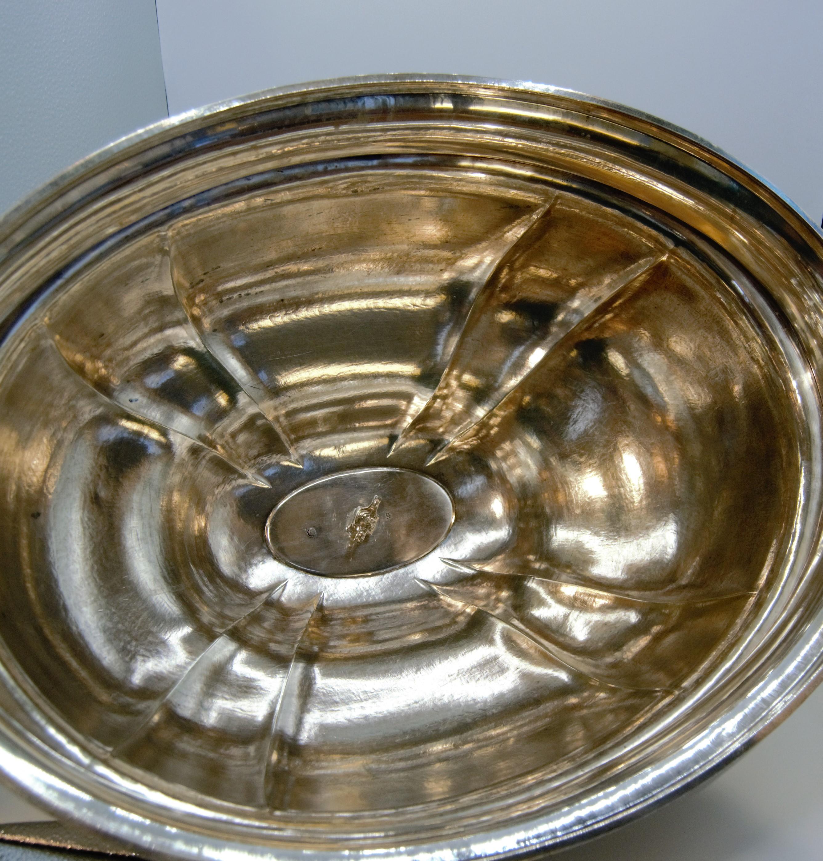 Silver plated bell with punch with 2 small keys.
Dated 1880.
Dimensions: approximately 18.9 in x 13.8 in
height 11.81 in

Grande cloche en métal argenté avec poinçon à 2 petites clés. 
Daté de 1880.
Dimensions: 48 x 35 cm environ
hauteur 30 cm.
 