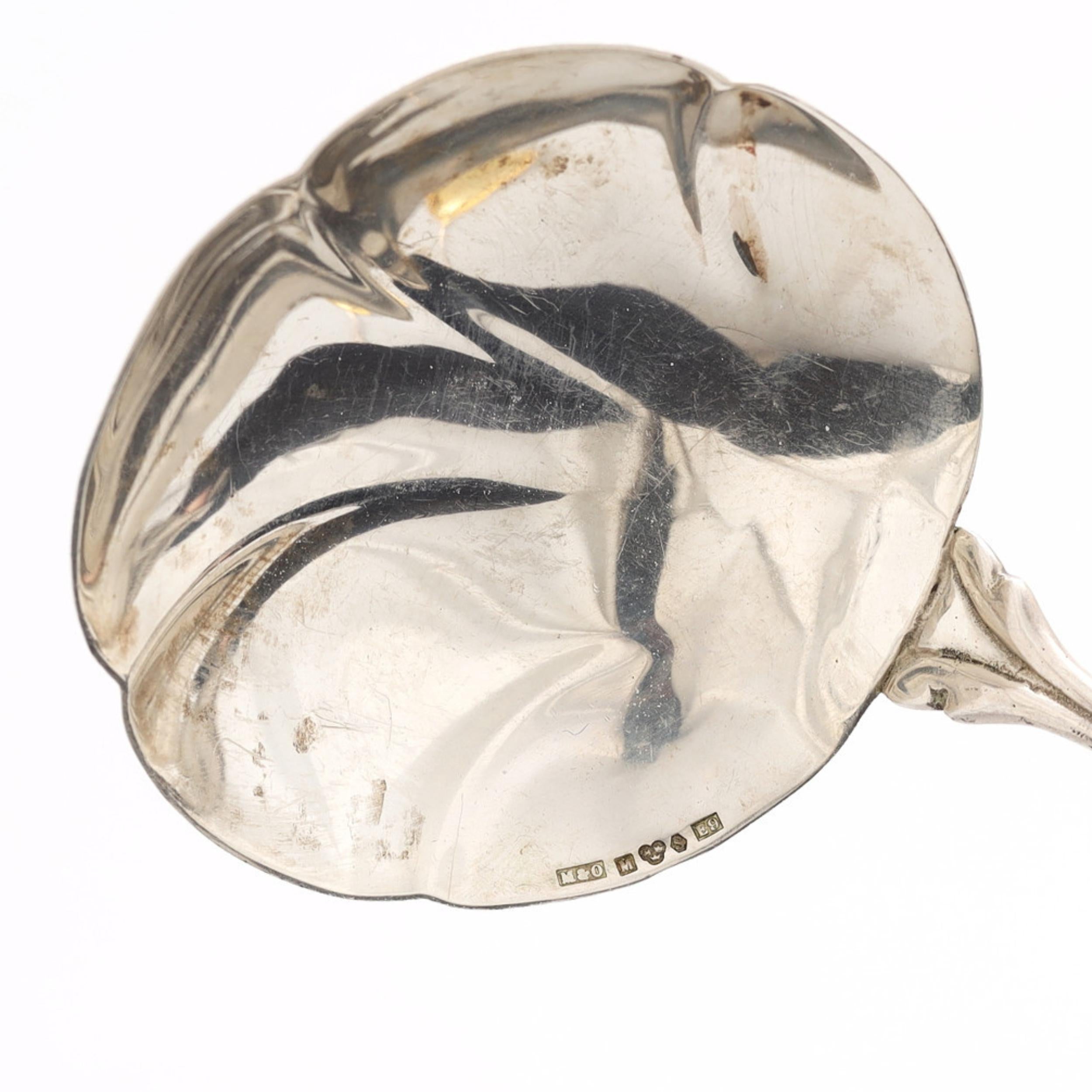 Svedese Cucchiaio da portata in argento Coppia antica di cucchiai decorativi in argento dorato in vendita