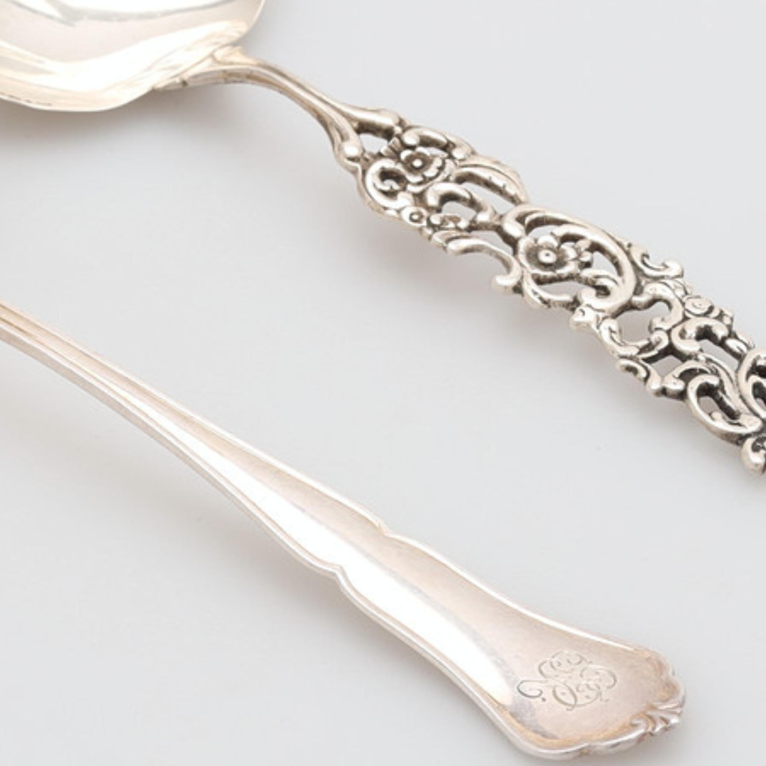 Intagliato Cucchiaio da portata in argento Coppia antica di cucchiai decorativi in argento dorato in vendita