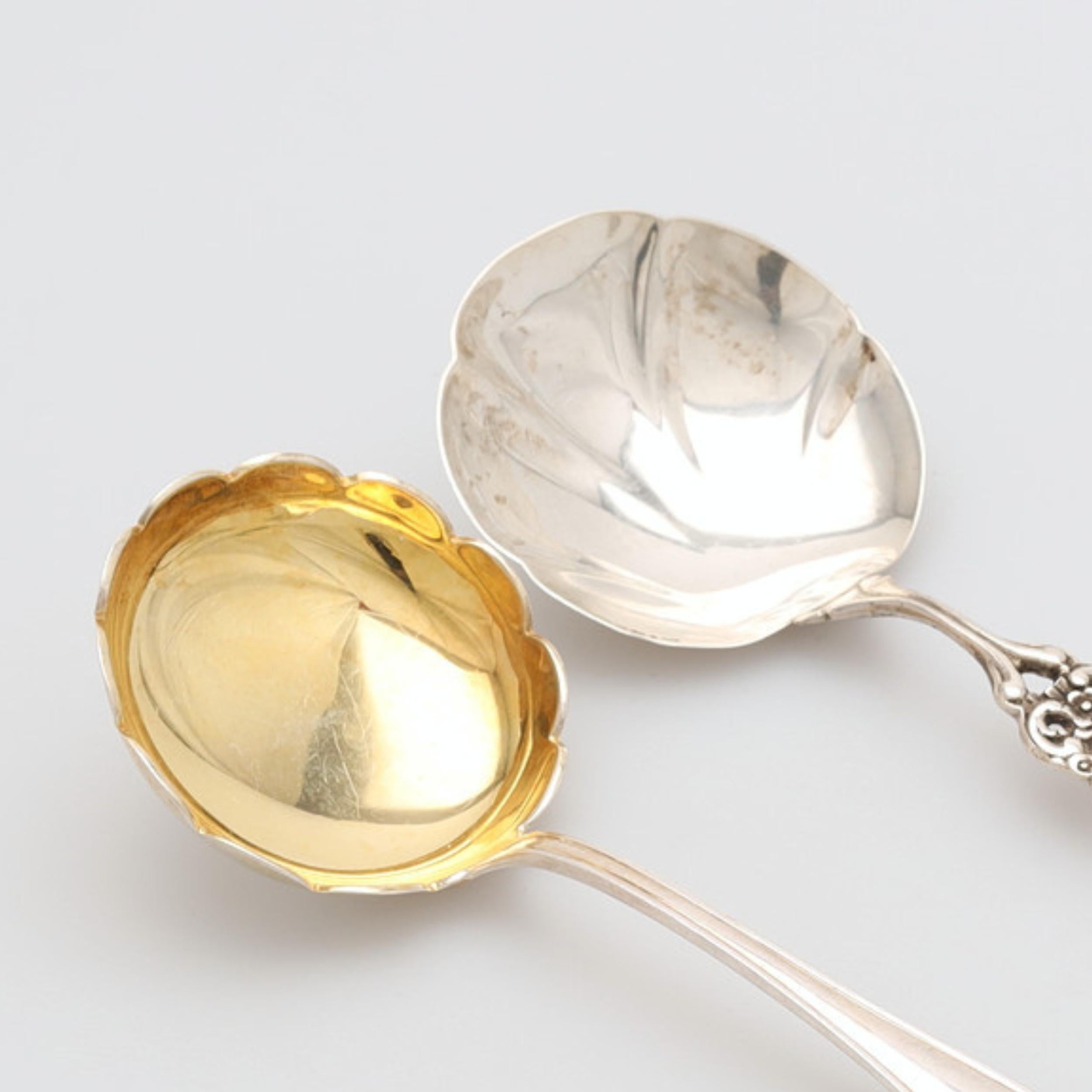 Cucchiaio da portata in argento Coppia antica di cucchiai decorativi in argento dorato In condizioni ottime in vendita a Wembley, GB