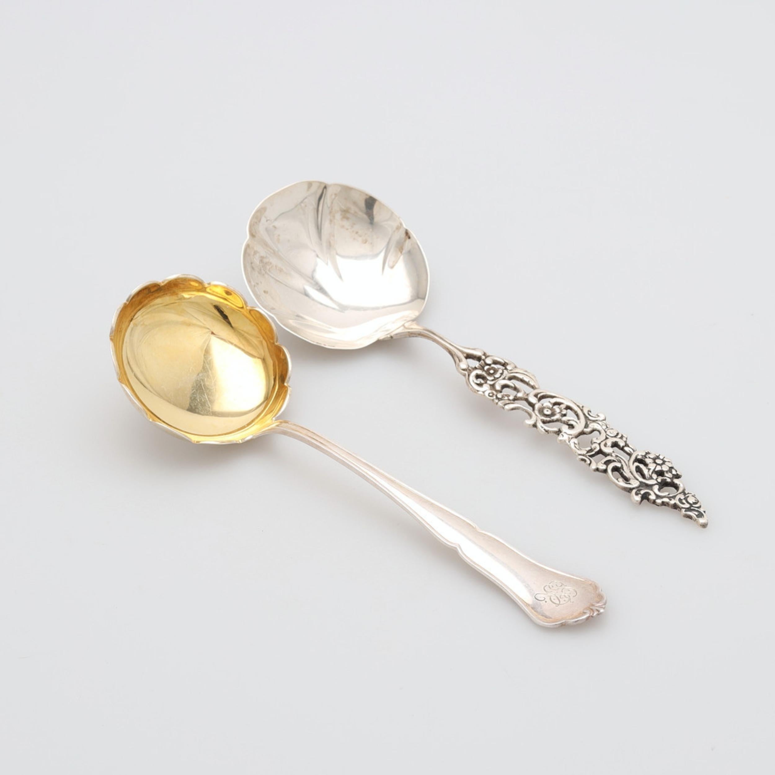 XIX secolo Cucchiaio da portata in argento Coppia antica di cucchiai decorativi in argento dorato in vendita