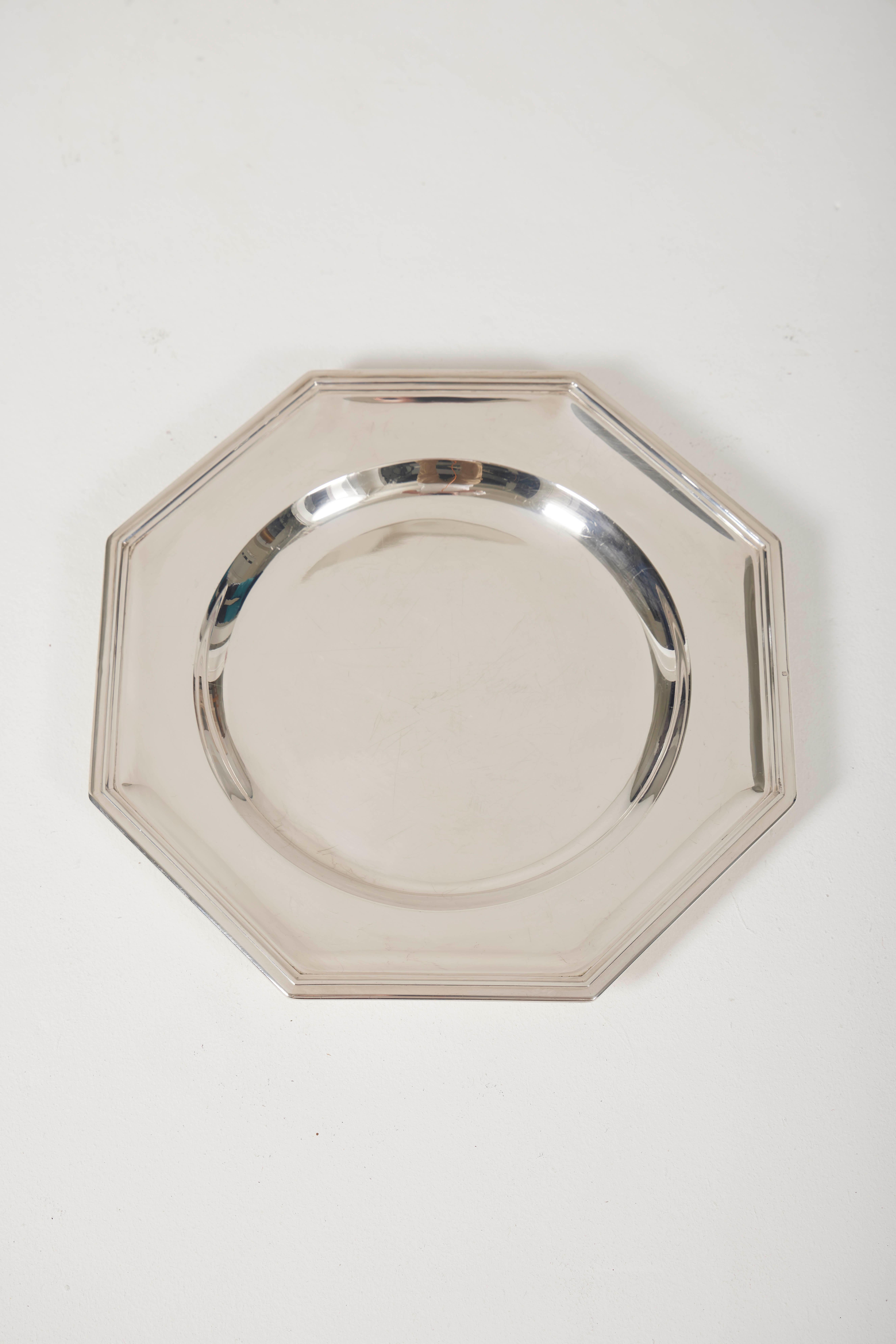 Octagonal silver serving tray. Very good condition. Photo of the hallmark.
DV236