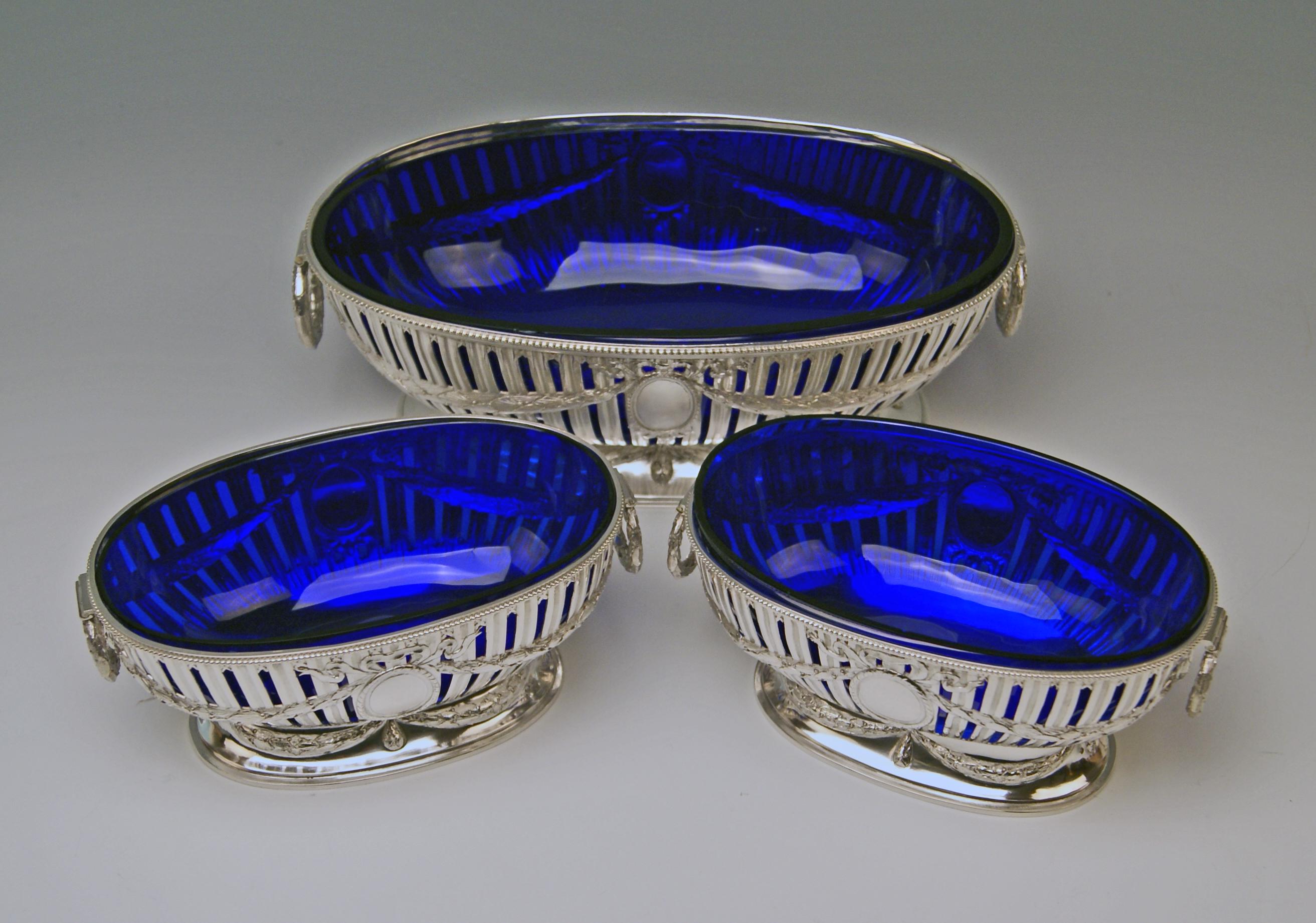 Silver set of three oblong bowls / centrepieces with original cobalt blue glass liners.
Art Nouveau / made circa 1900-1905

Stunningly manufactured set of three silver bowls: One of large dimension, the other two of smaller size / they have