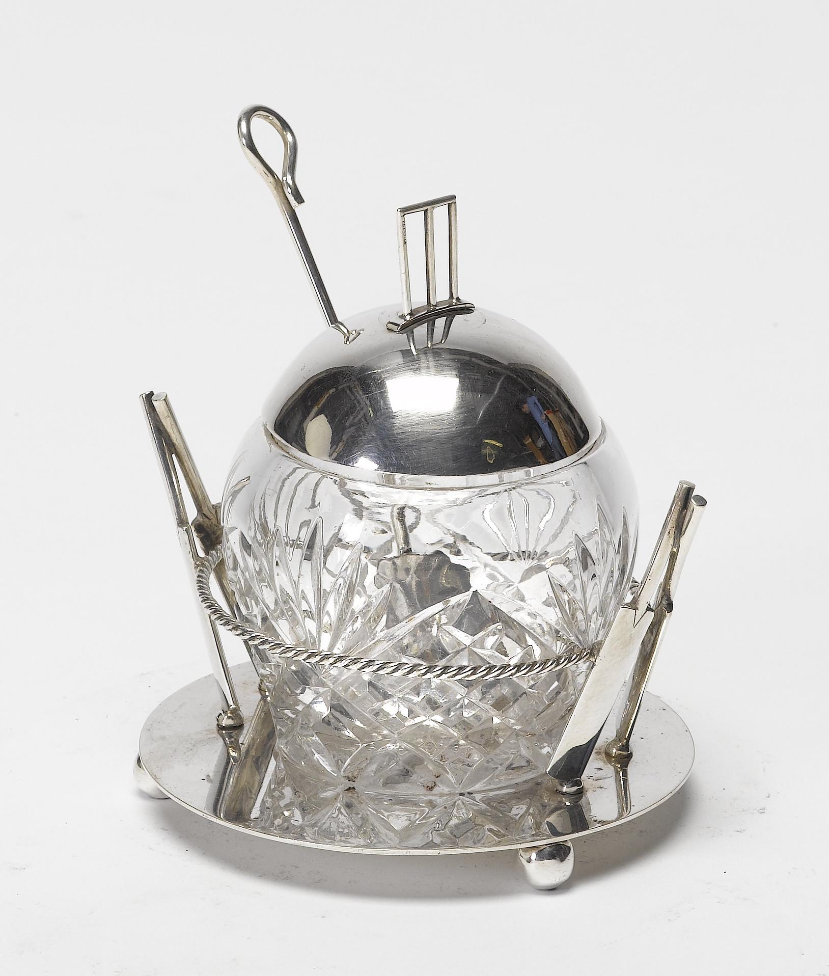 Barattolo da zucchero in argento Sheffield Cricket, circa 1900 in vendita 1