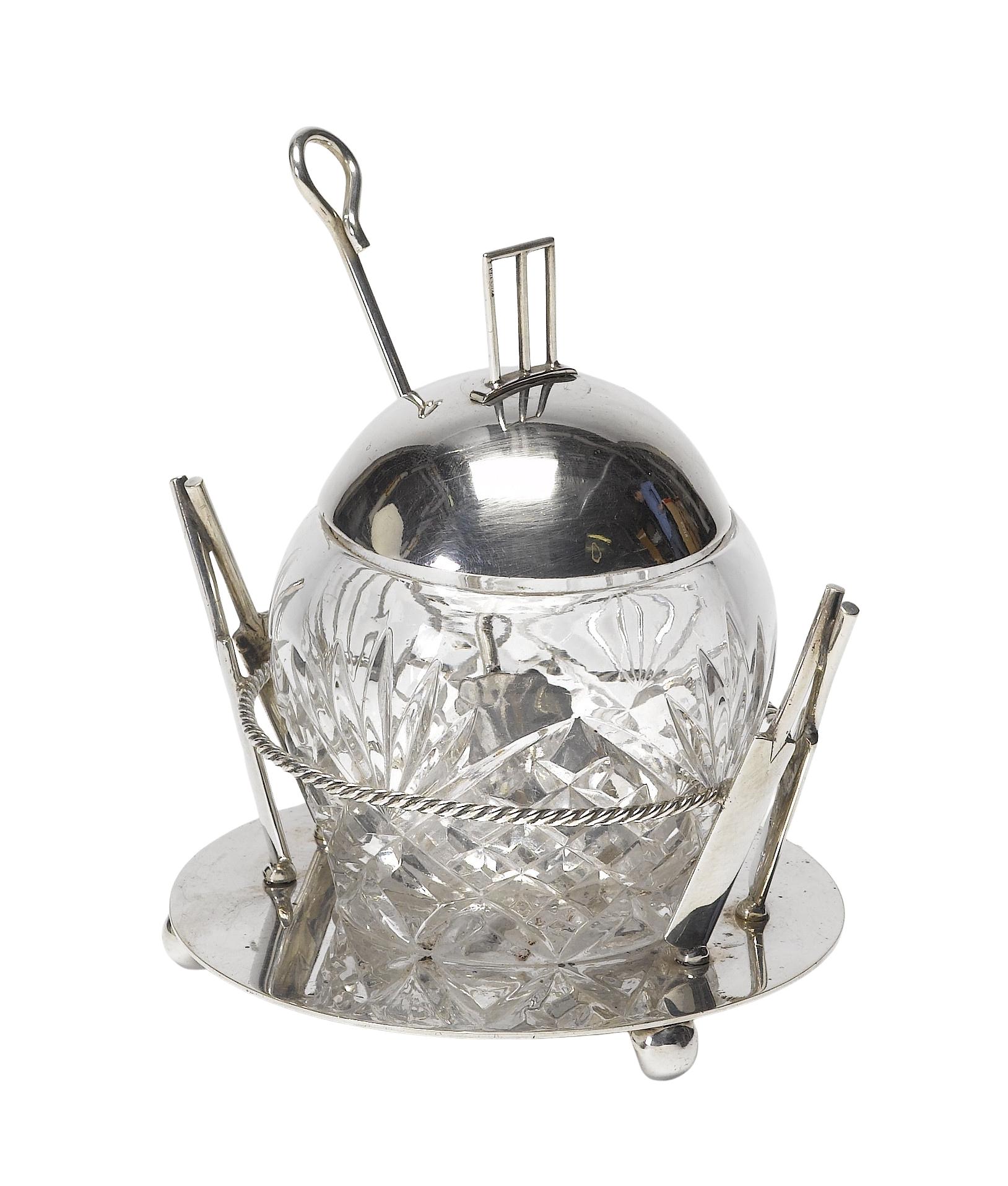 Barattolo da zucchero in argento Sheffield Cricket, circa 1900 in vendita 2