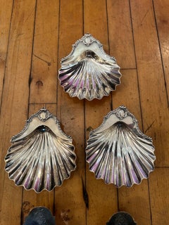 Piatti da portata in argento a forma di conchiglia.  Prezzo per piatto.