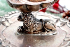 Silver shell ring with lion appliqué