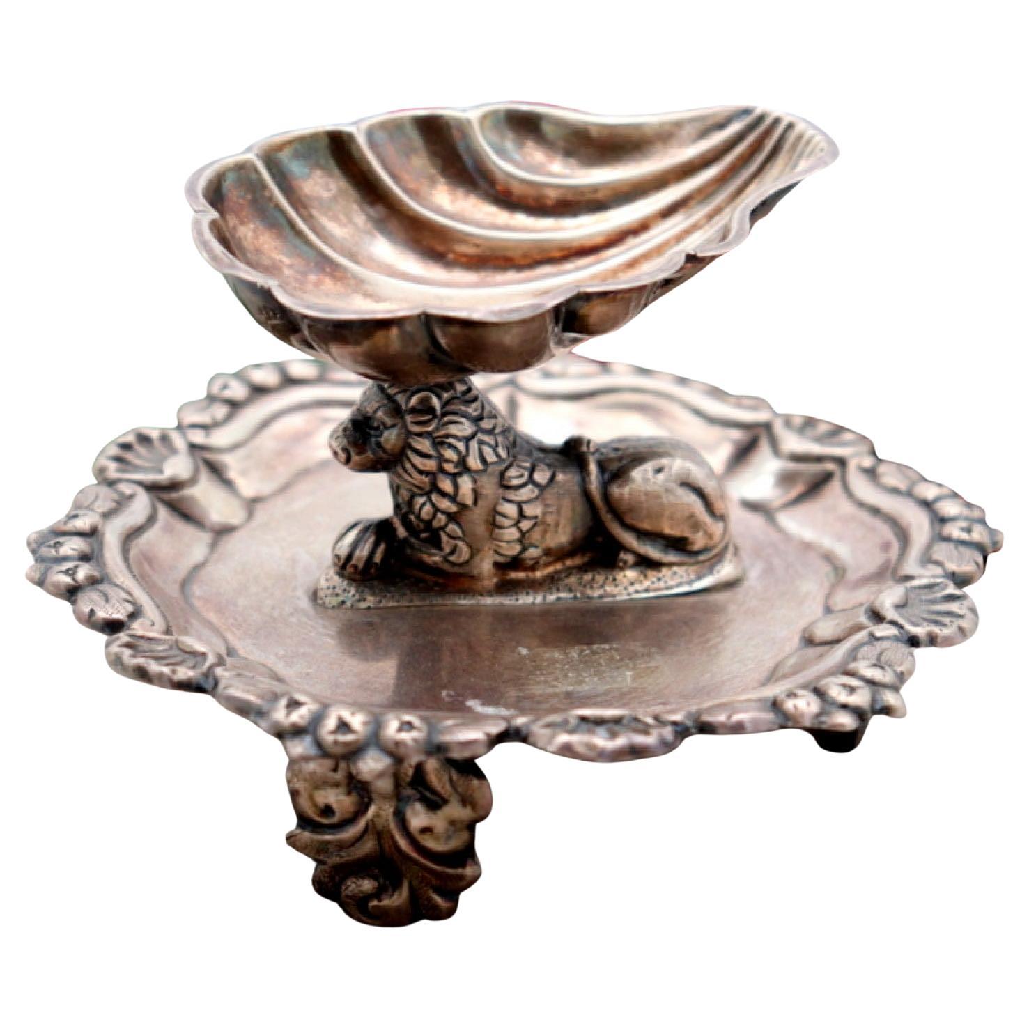 Silver shell ring with lion appliqué For Sale