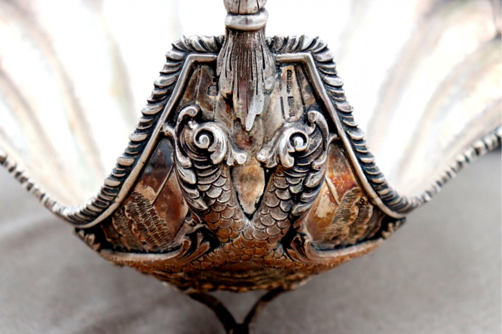 Silver shell-shaped fruit bowl In Good Condition For Sale In Porto, PT