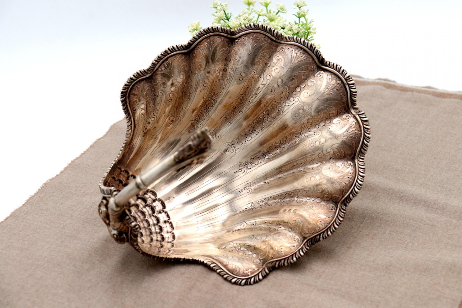 Silver shell-shaped fruit bowl For Sale 4