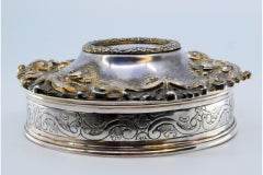 Silberne muschelförmige Schmuckschatulle mit antiker Damenkarte auf abnehmbarem Deckel