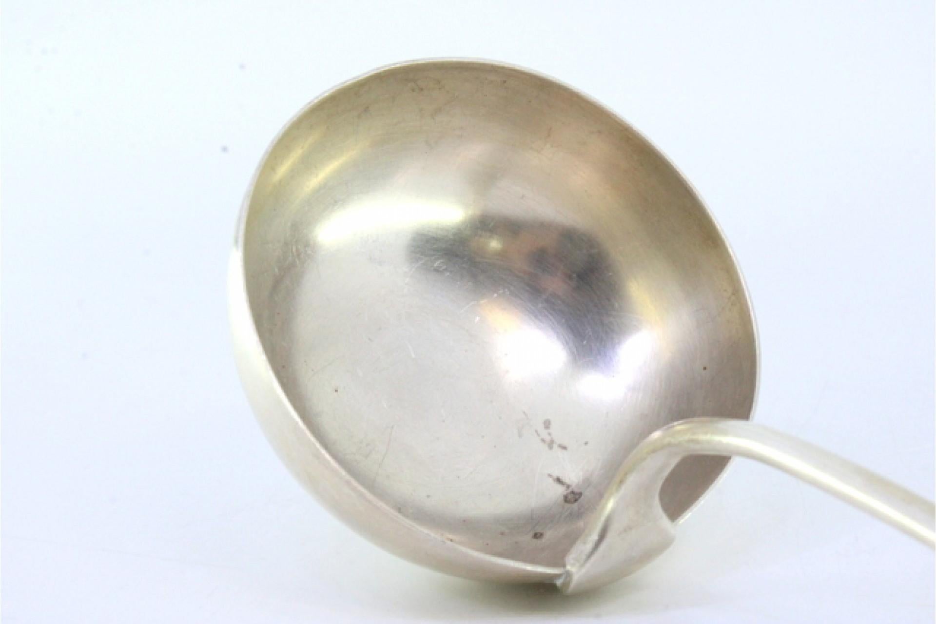 Silver shell-shaped ladle with engraved monogram cartouche In Good Condition For Sale In Porto, PT