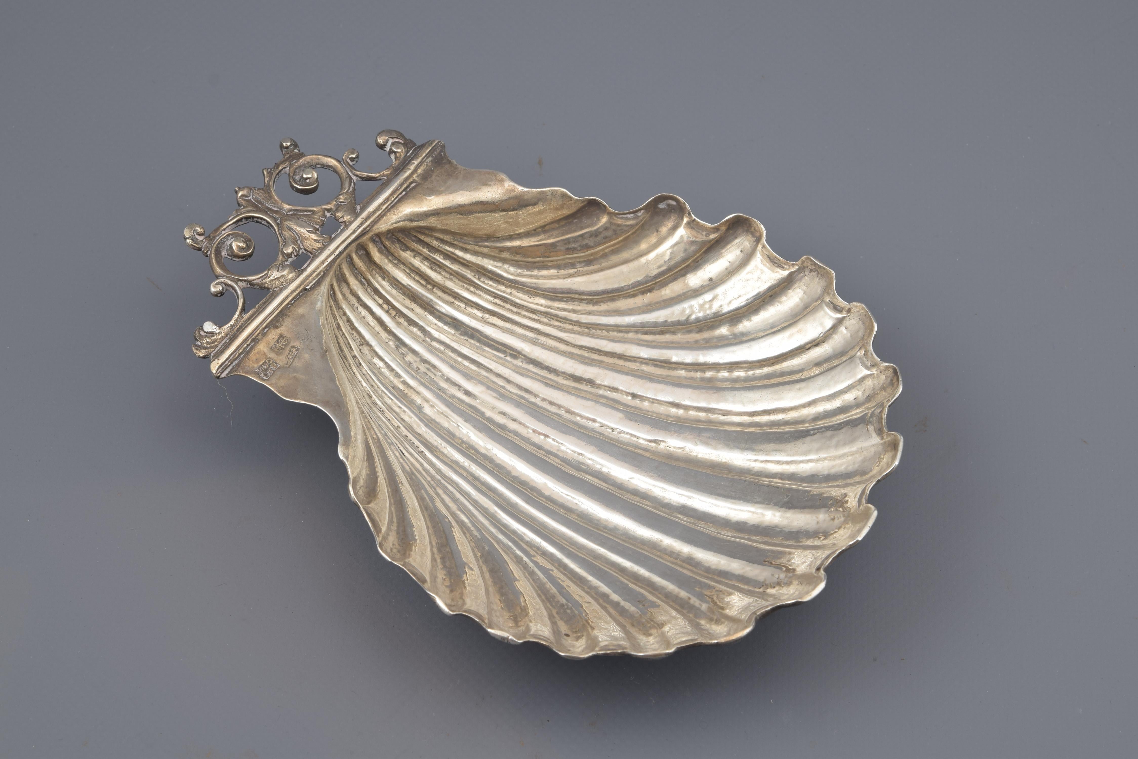Scallop. Silver in its color. Diego Rodríguez de Lezana or Lizana and Bartolomé González. Toledo, Spain, circa mid-18th century.
With hallmarks.
Silver venera in its color with bright interior and exterior worked with fine lines to tinge the