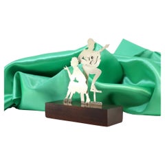 Silhouette d
argento di cantanti di fado su base di legno