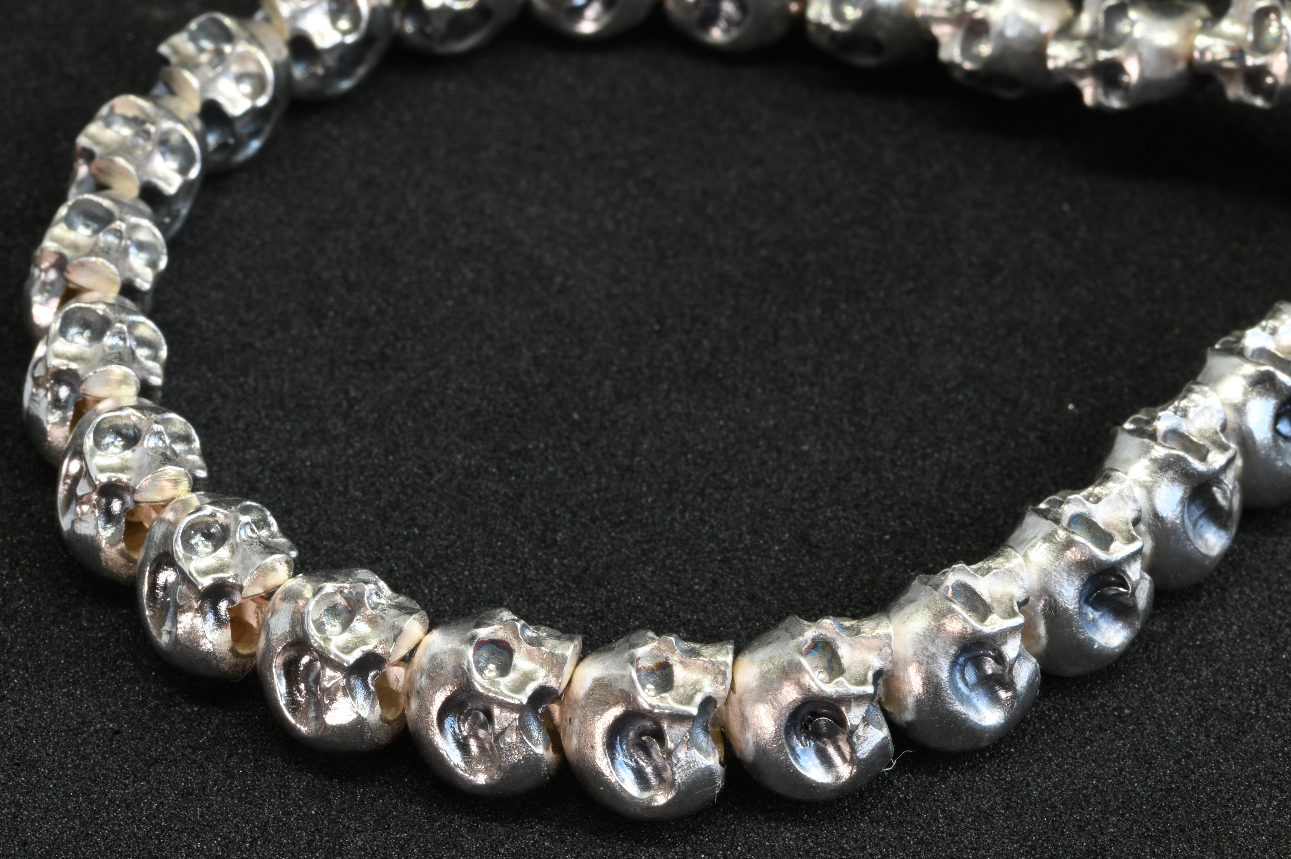 Portacollane con teschio in argento 925 realizzato a mano

Un metodo di collegamento unico, progettato appositamente per questa catena. Permette alle maglie del cranio di essere strettamente collegate tra loro, pur mantenendo un movimento e una