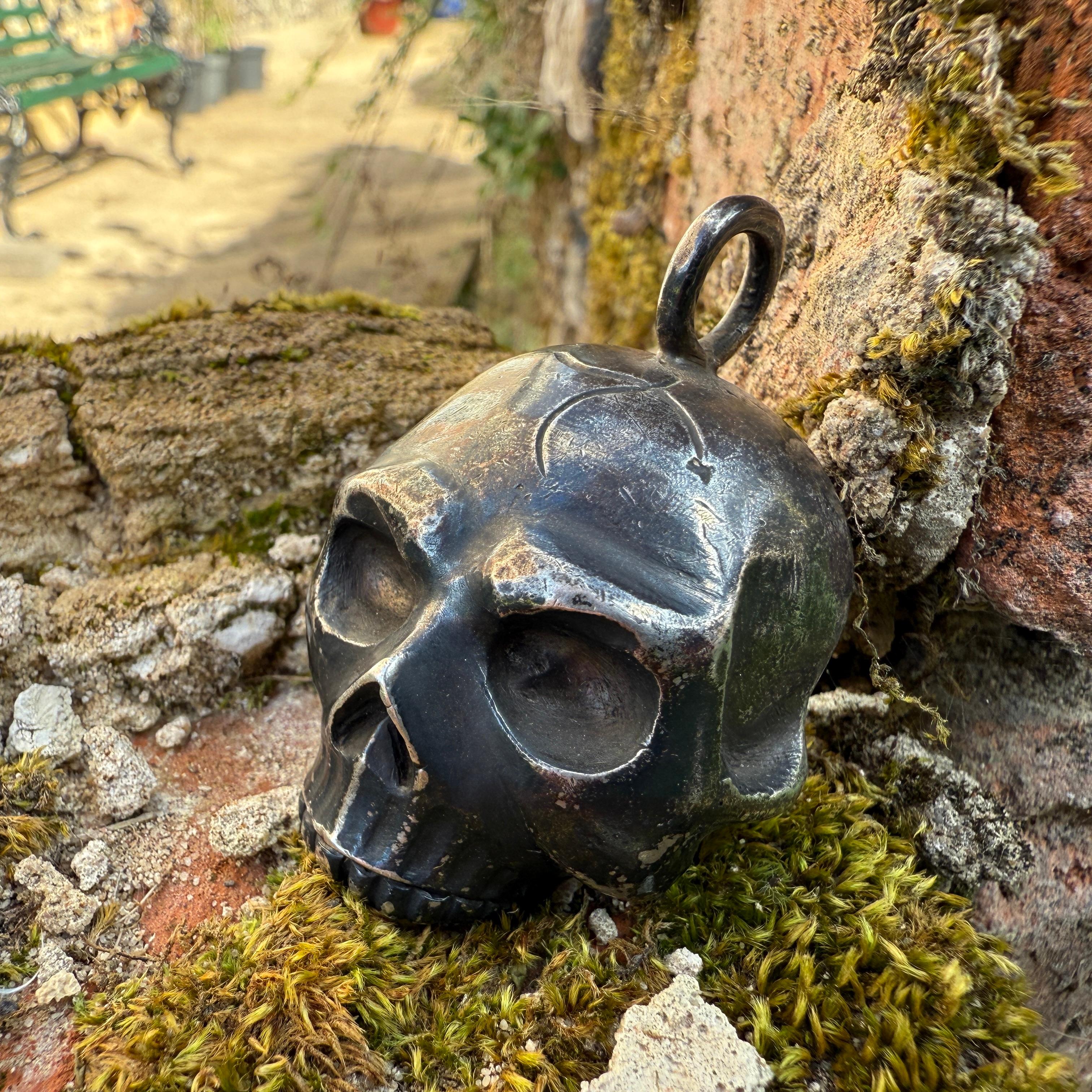 Silberner Totenkopf-Anhänger. Wahrscheinlich italienisch, 18.-19. Jahrhundert. im Angebot 6