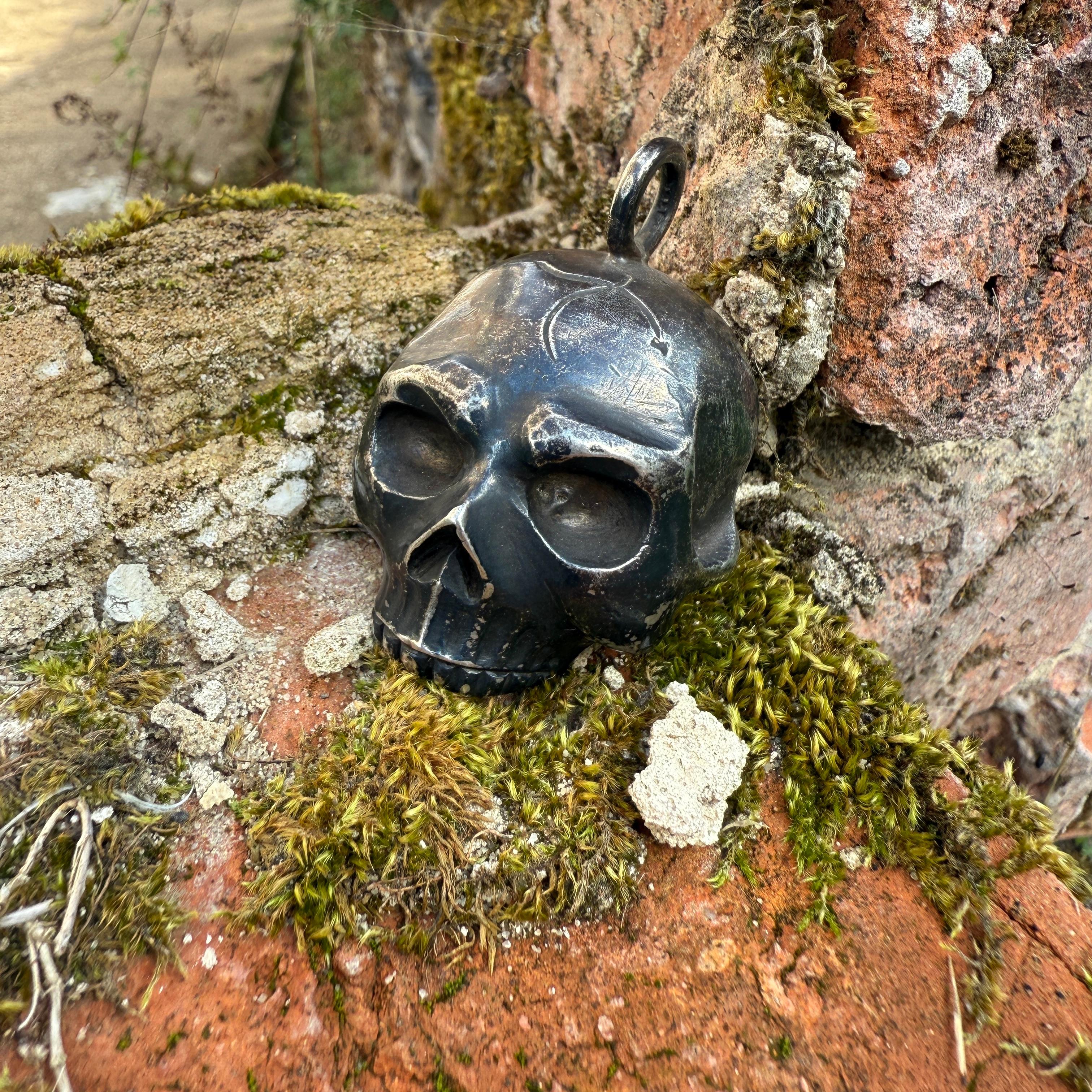 Silberner Totenkopf-Anhänger. Wahrscheinlich italienisch, 18.-19. Jahrhundert. im Angebot 7