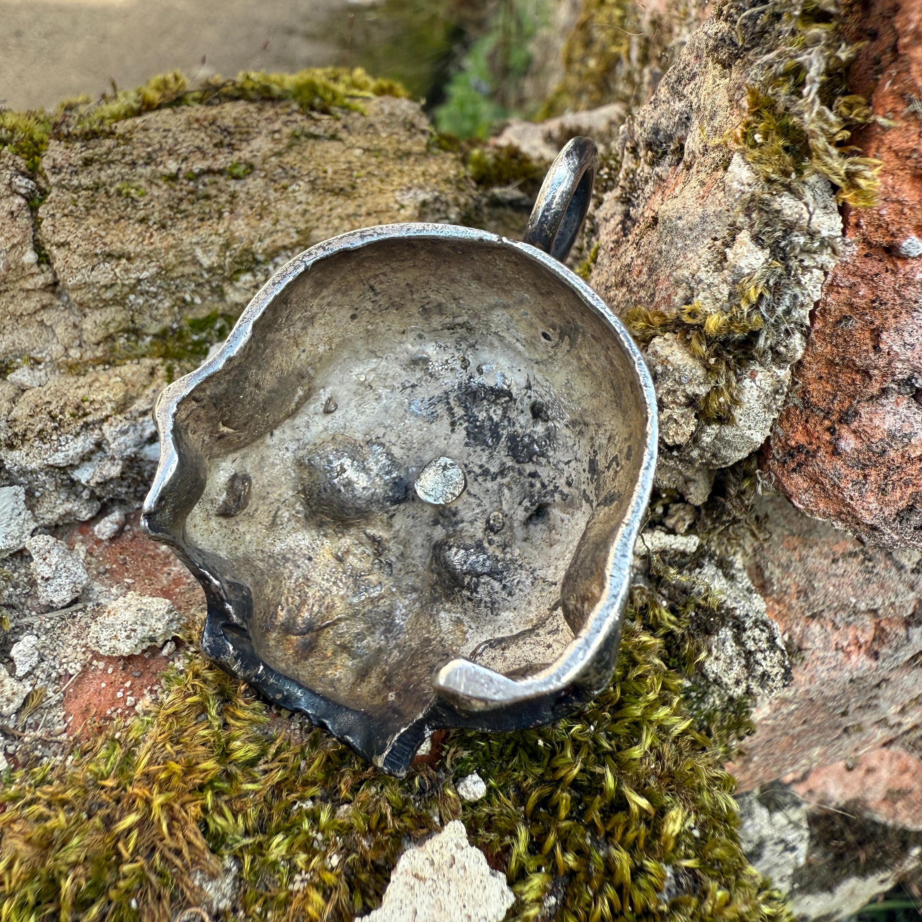 Silberner Totenkopf-Anhänger. Wahrscheinlich italienisch, 18.-19. Jahrhundert. im Angebot 8