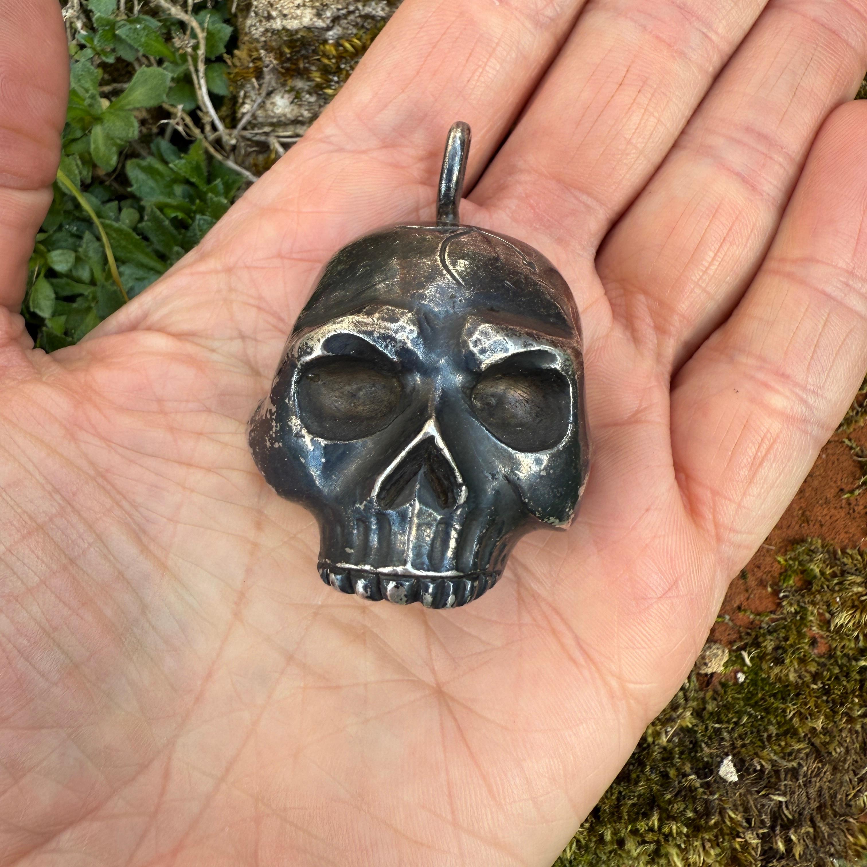 Silberner Totenkopf-Anhänger. Wahrscheinlich italienisch, 18.-19. Jahrhundert. im Angebot 9