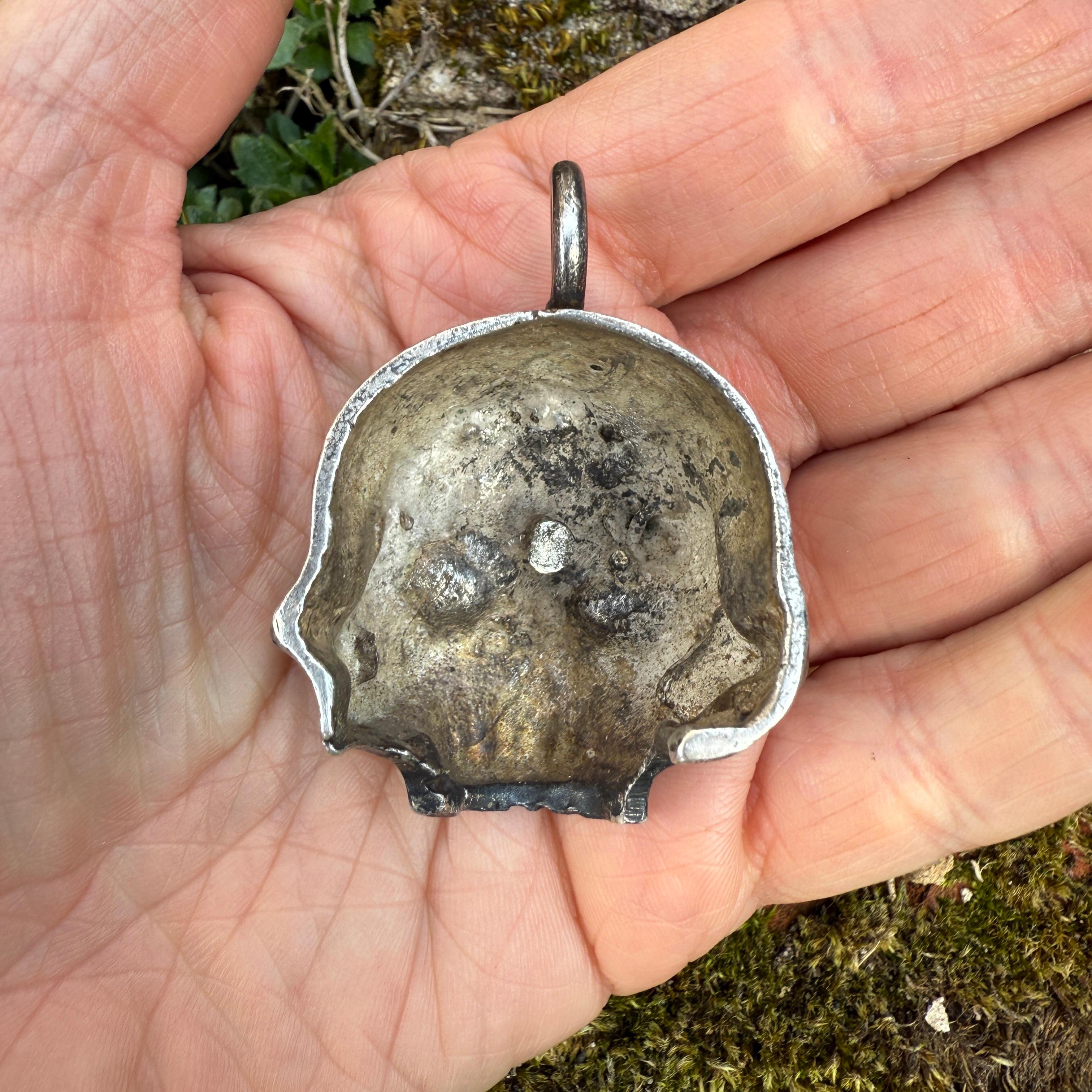 Silberner Totenkopf-Anhänger. Wahrscheinlich italienisch, 18.-19. Jahrhundert. im Angebot 10