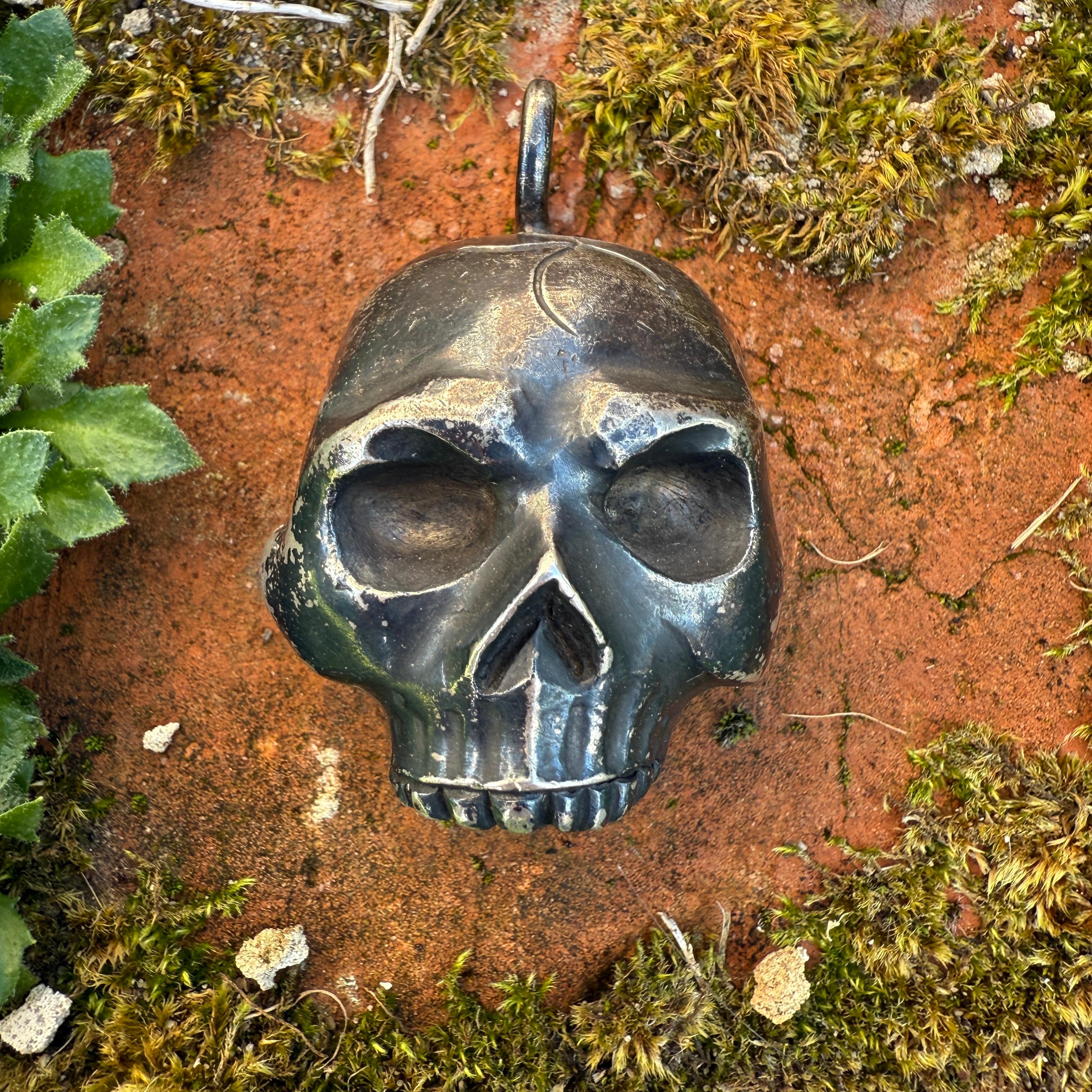 Silberner Totenkopf-Anhänger. Wahrscheinlich italienisch, 18.-19. Jahrhundert. im Zustand „Relativ gut“ im Angebot in London, GB