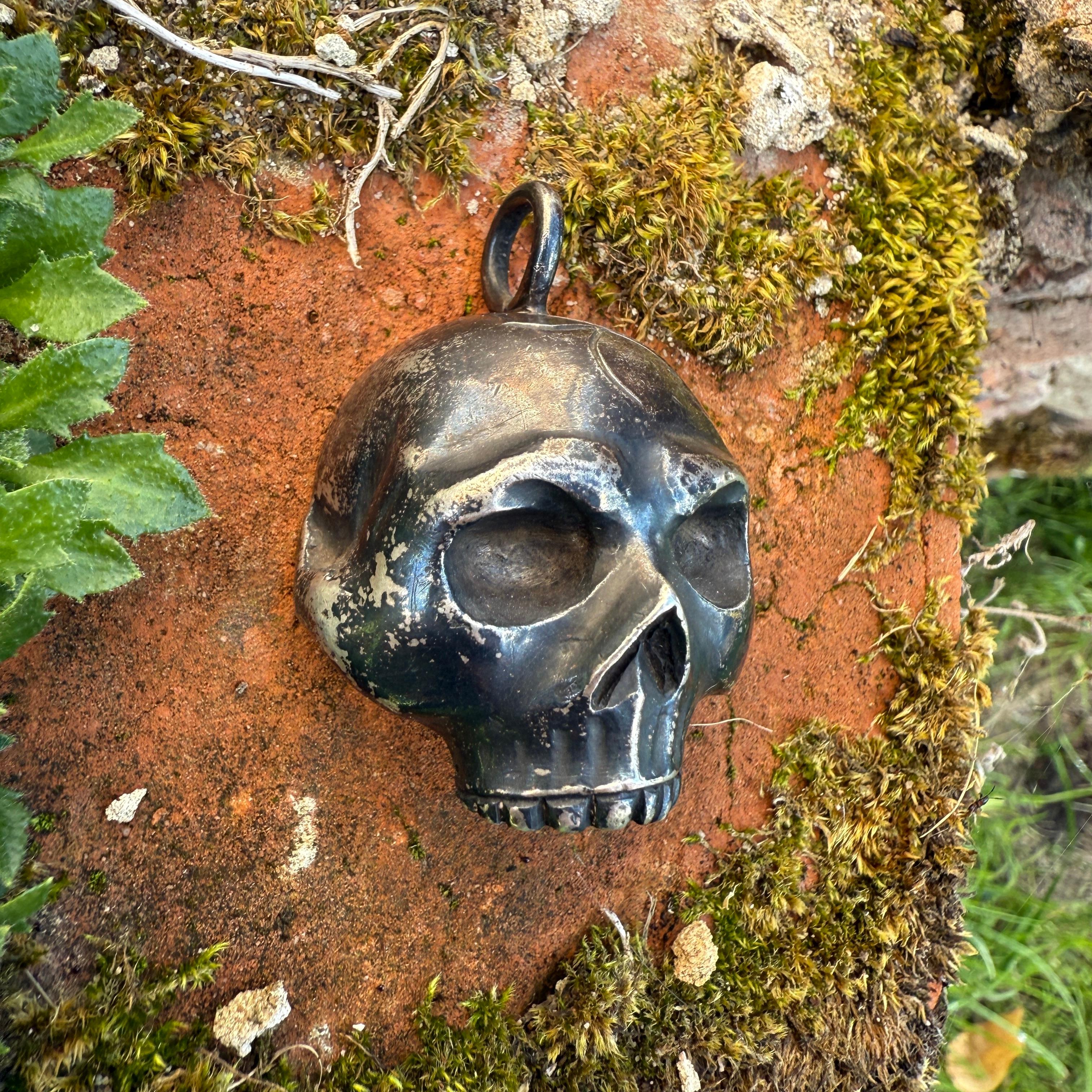 Silberner Totenkopf-Anhänger. Wahrscheinlich italienisch, 18.-19. Jahrhundert. für Damen oder Herren im Angebot