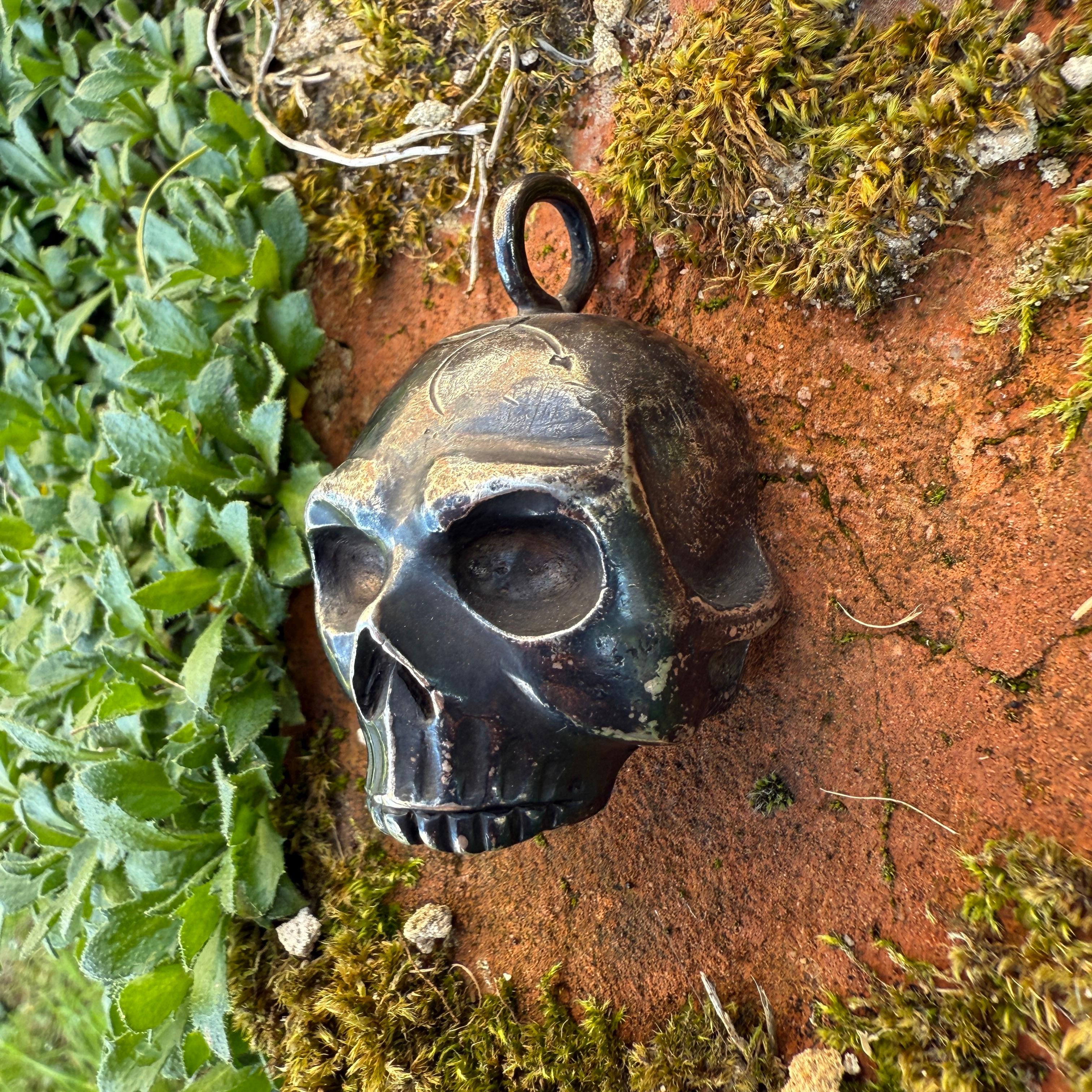 Silberner Totenkopf-Anhänger. Wahrscheinlich italienisch, 18.-19. Jahrhundert. im Angebot 1