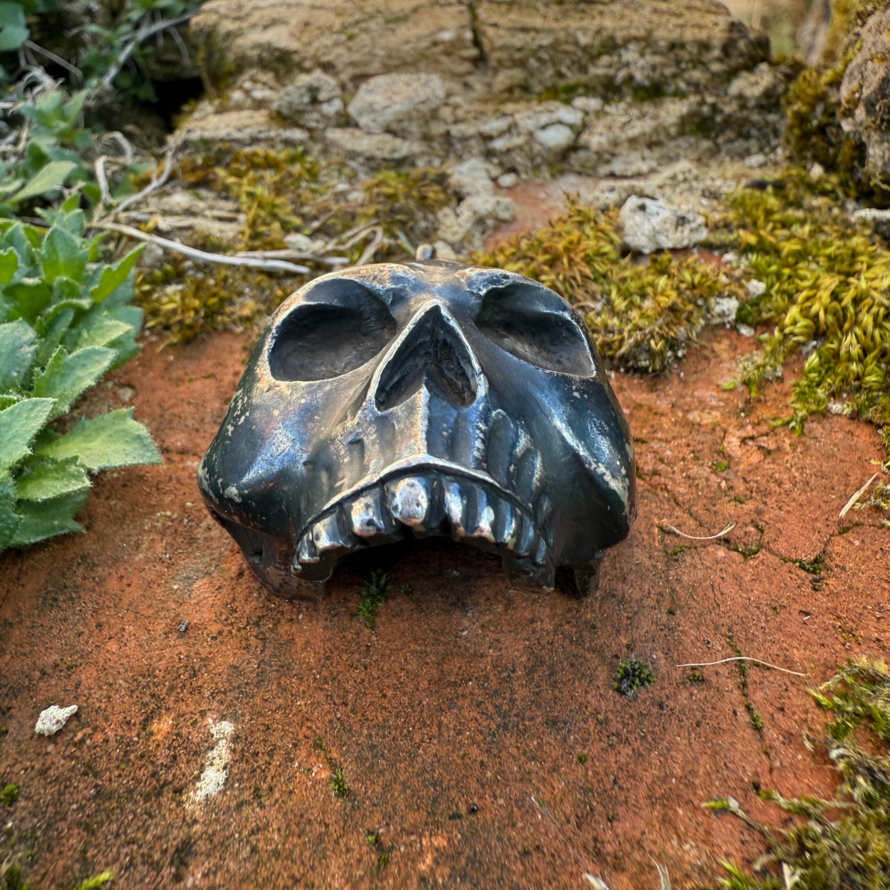 Silberner Totenkopf-Anhänger. Wahrscheinlich italienisch, 18.-19. Jahrhundert. im Angebot 2