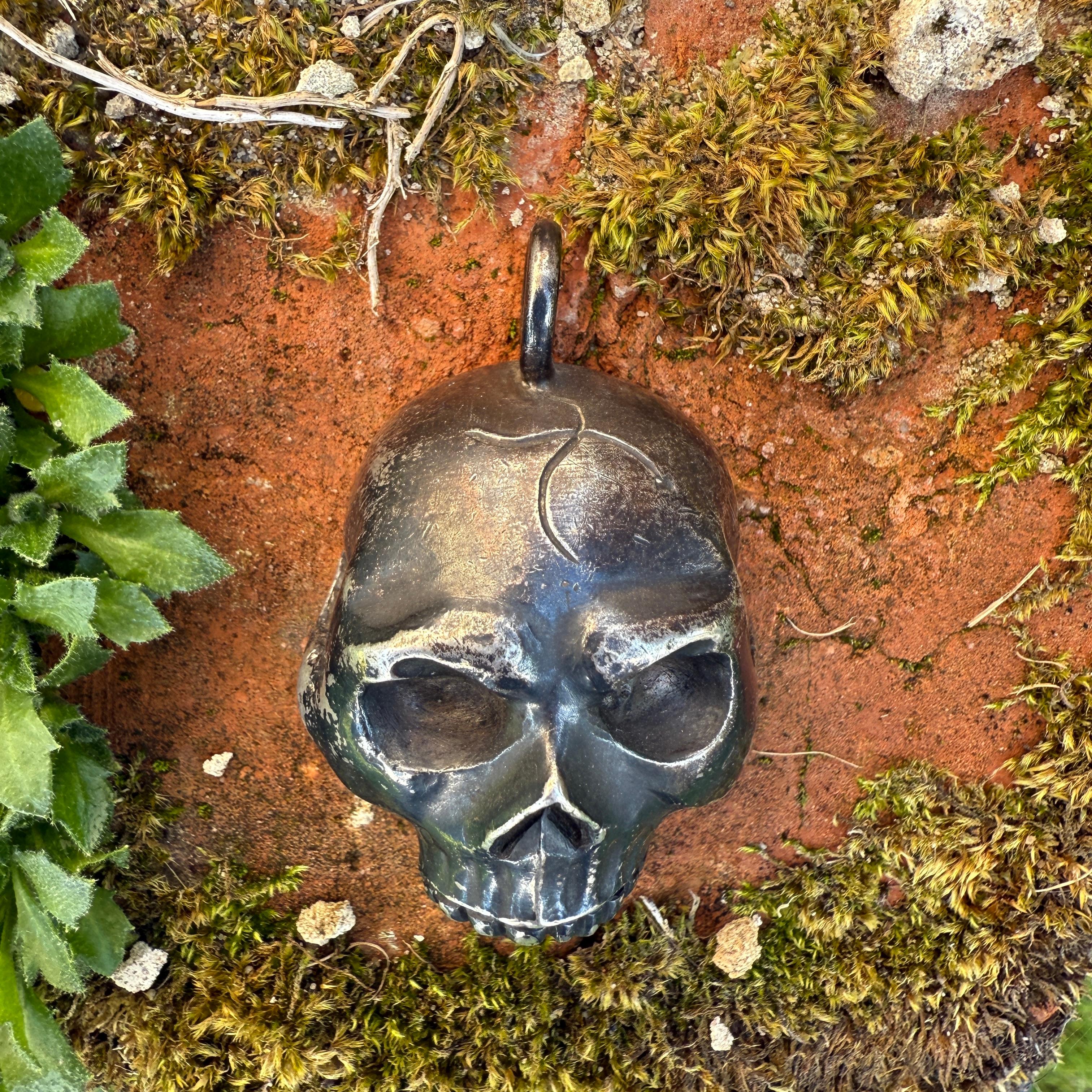 Silberner Totenkopf-Anhänger. Wahrscheinlich italienisch, 18.-19. Jahrhundert. im Angebot 3