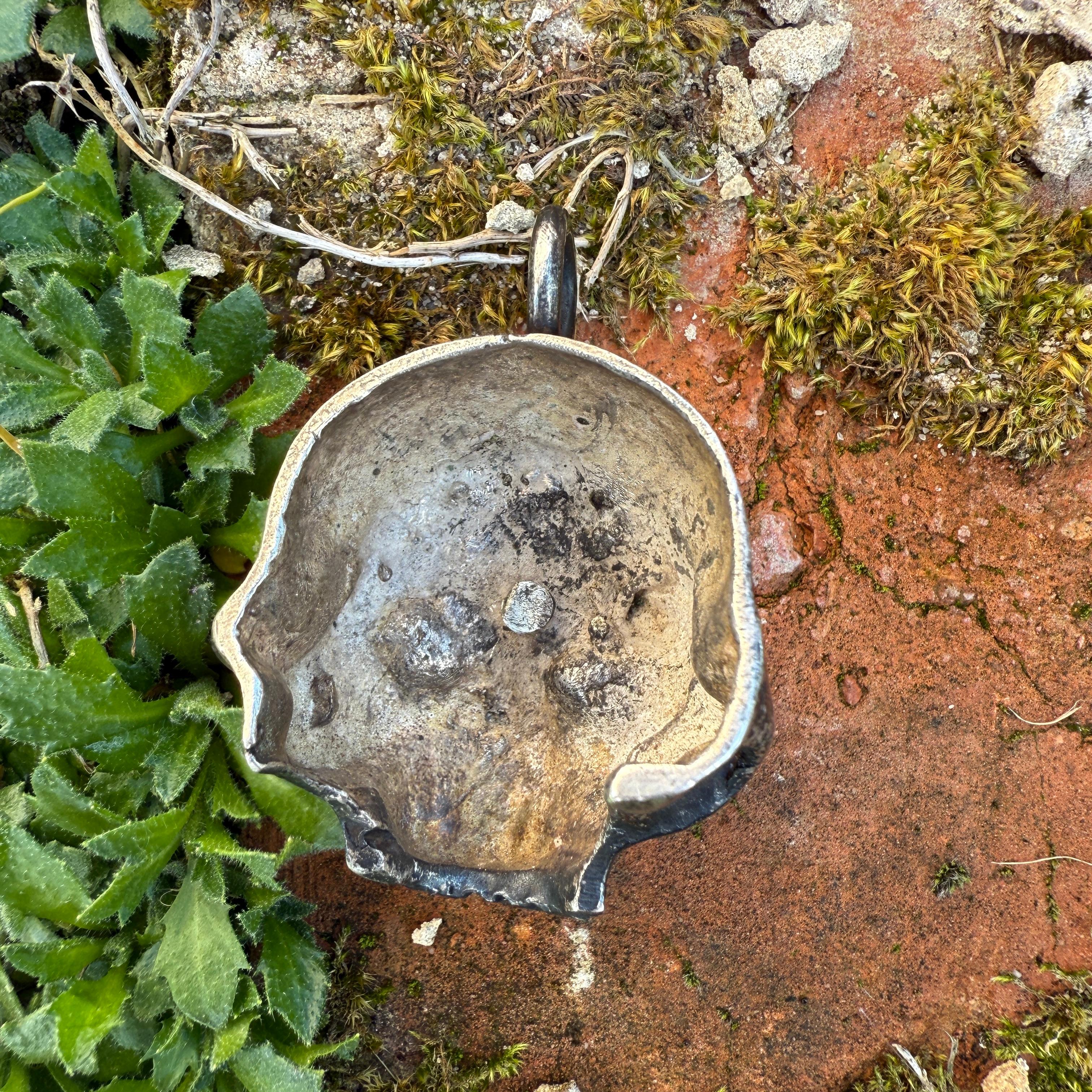 Silberner Totenkopf-Anhänger. Wahrscheinlich italienisch, 18.-19. Jahrhundert. im Angebot 4