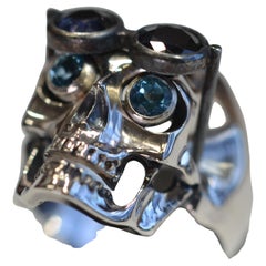 Anello teschio in argento con occhiali di zaffiro
