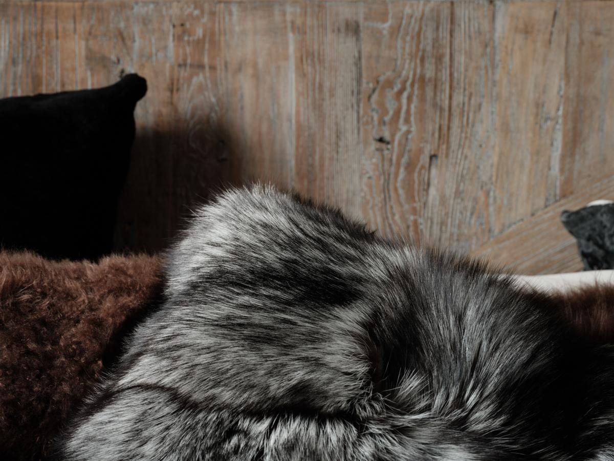 italien Silver Sky Fox Natural Fur Pillow Cushion by Muchi Decor en vente