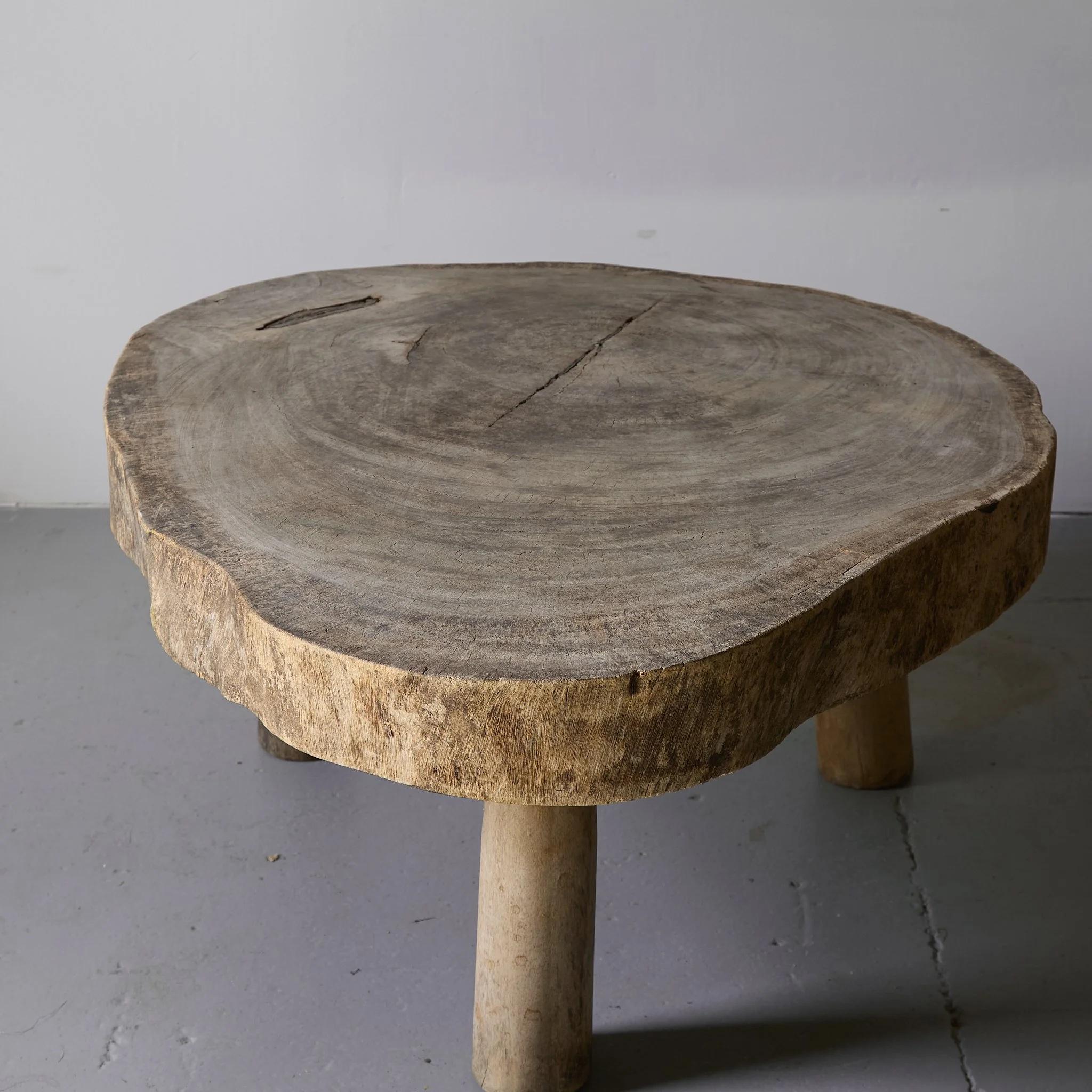 Excellente table en dalles patinées, grand plateau naturel avec pieds fuselés en orme massif tourné. Tout est d'origine et en très bon état. Anglais 1960s. 

L 112cm x L 88cm x H 46.5cm

