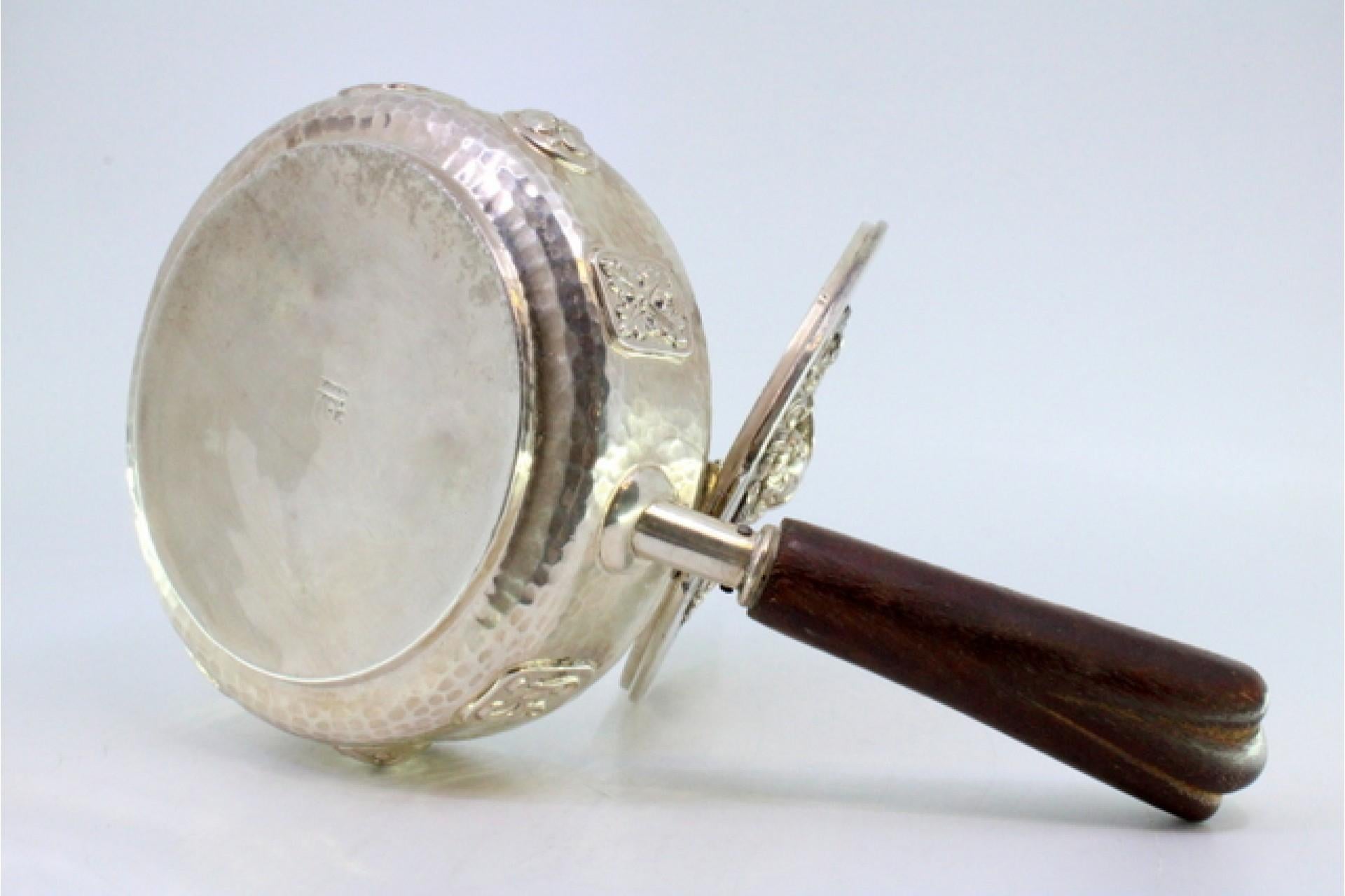 Silver smudging bowl w/ soldier busts, reliefs & wooden handle In Good Condition For Sale In Porto, PT