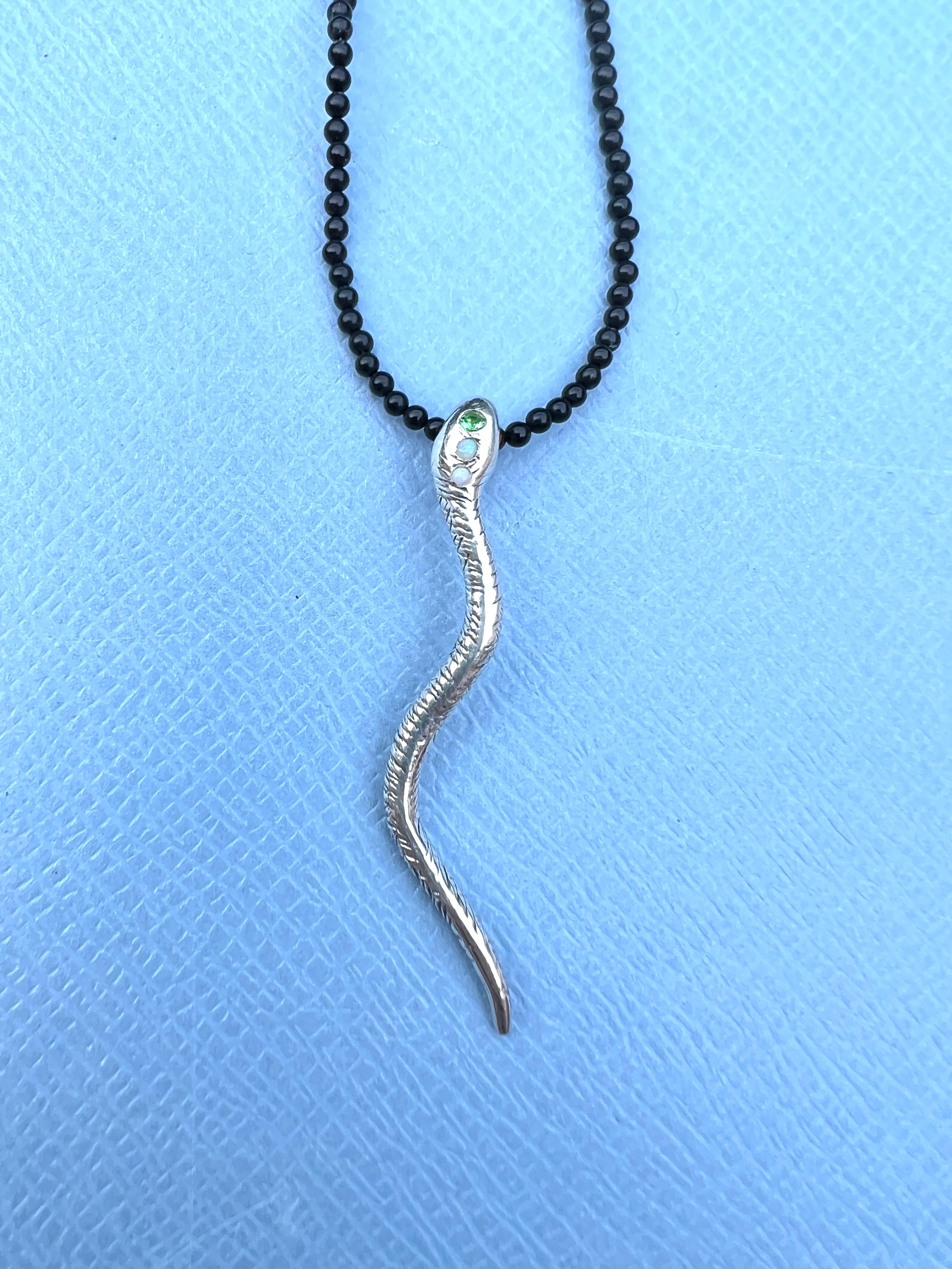 Contemporaneo Collana d'argento con ciondolo a forma di serpente Occhi di rubino Perline di onice Granato verde Opale egiziano in vendita