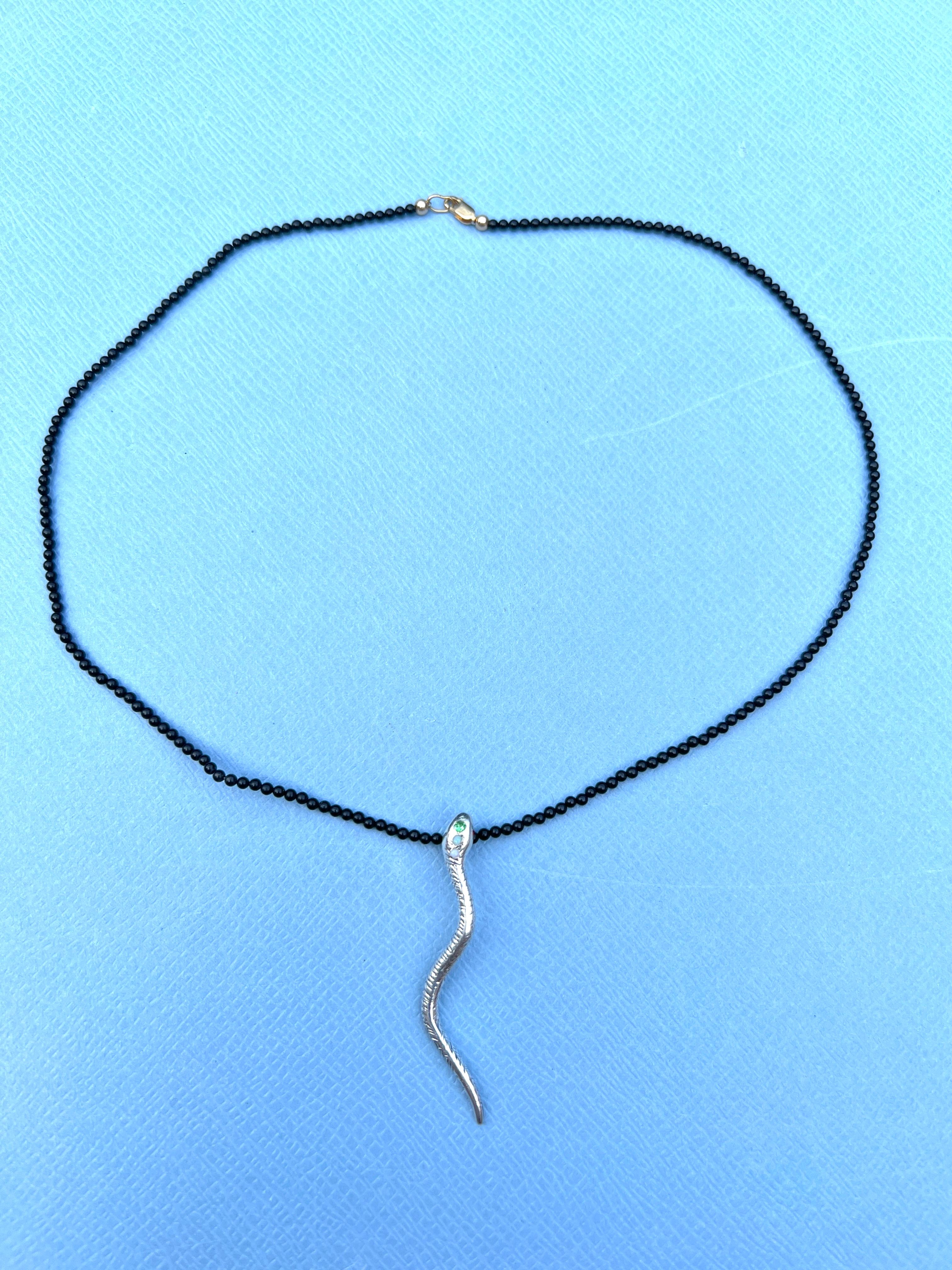 Taglio brillante Collana d'argento con ciondolo a forma di serpente Occhi di rubino Perline di onice Granato verde Opale egiziano in vendita