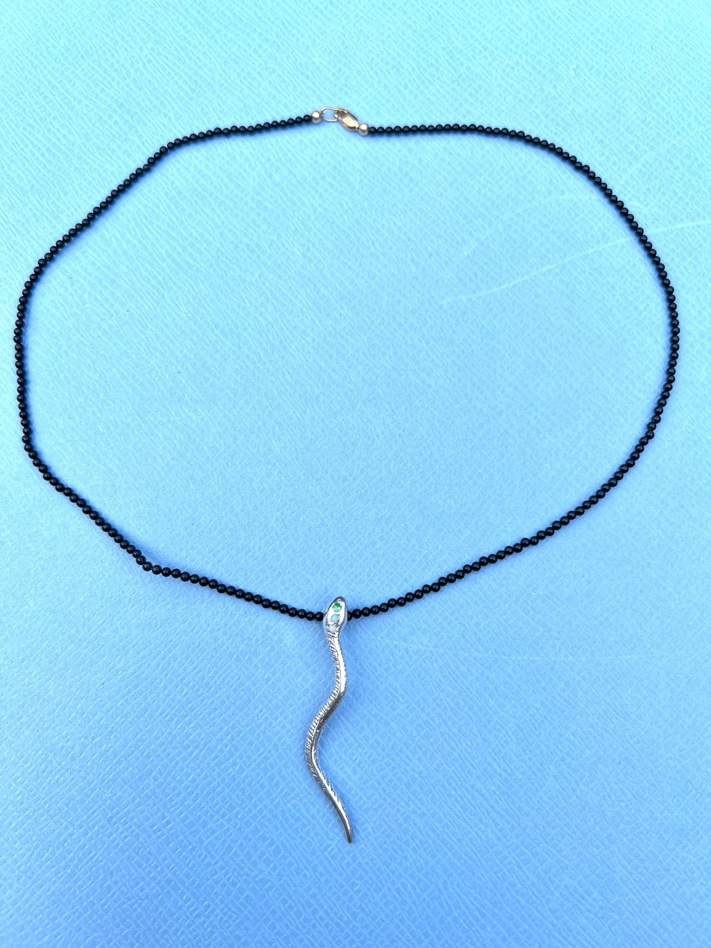 da uomo o donna Collana d'argento con ciondolo a forma di serpente Occhi di rubino Perline di onice Granato verde Opale egiziano in vendita
