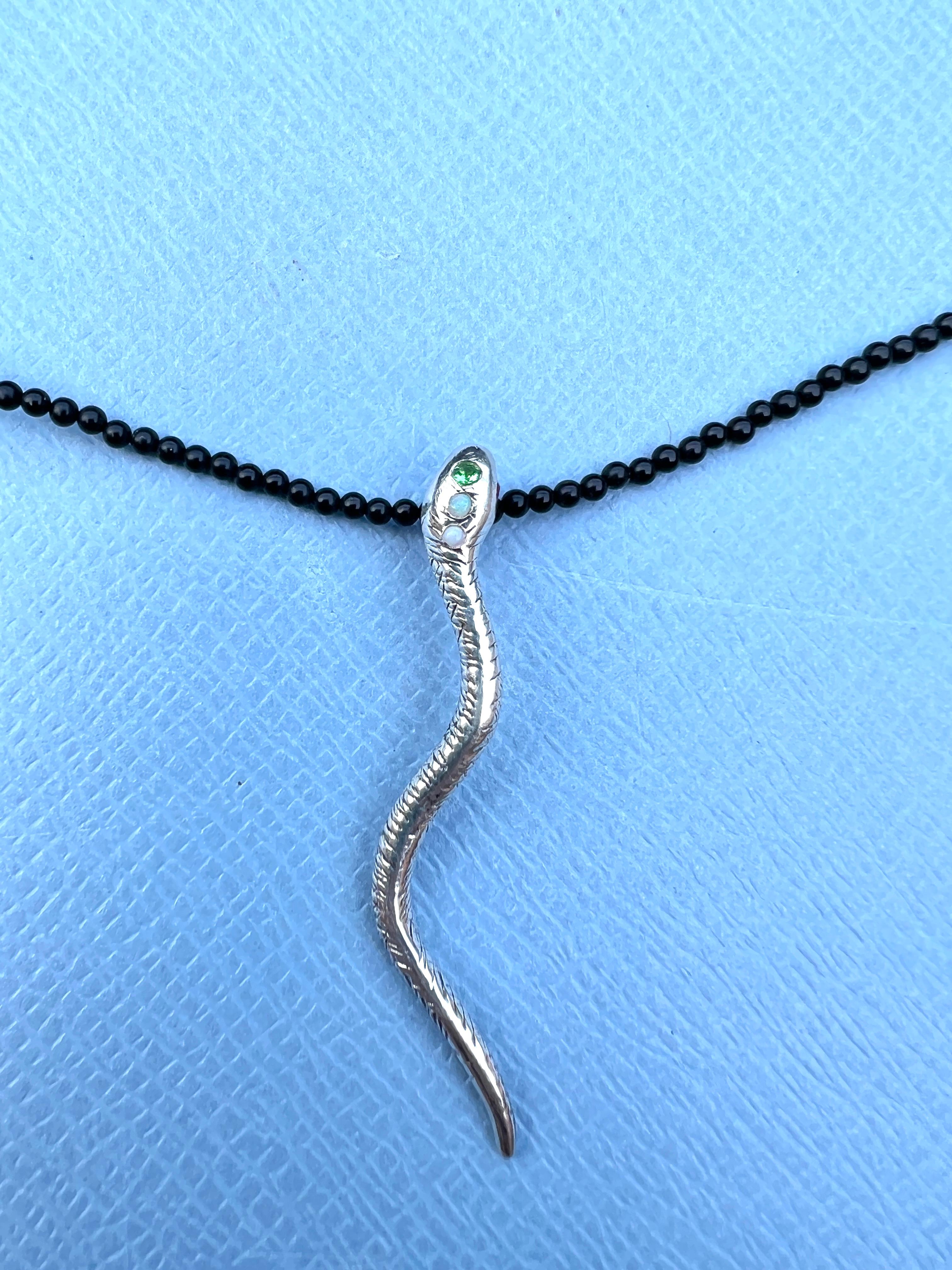 Collana d'argento con ciondolo a forma di serpente Occhi di rubino Perline di onice Granato verde Opale egiziano in vendita 1