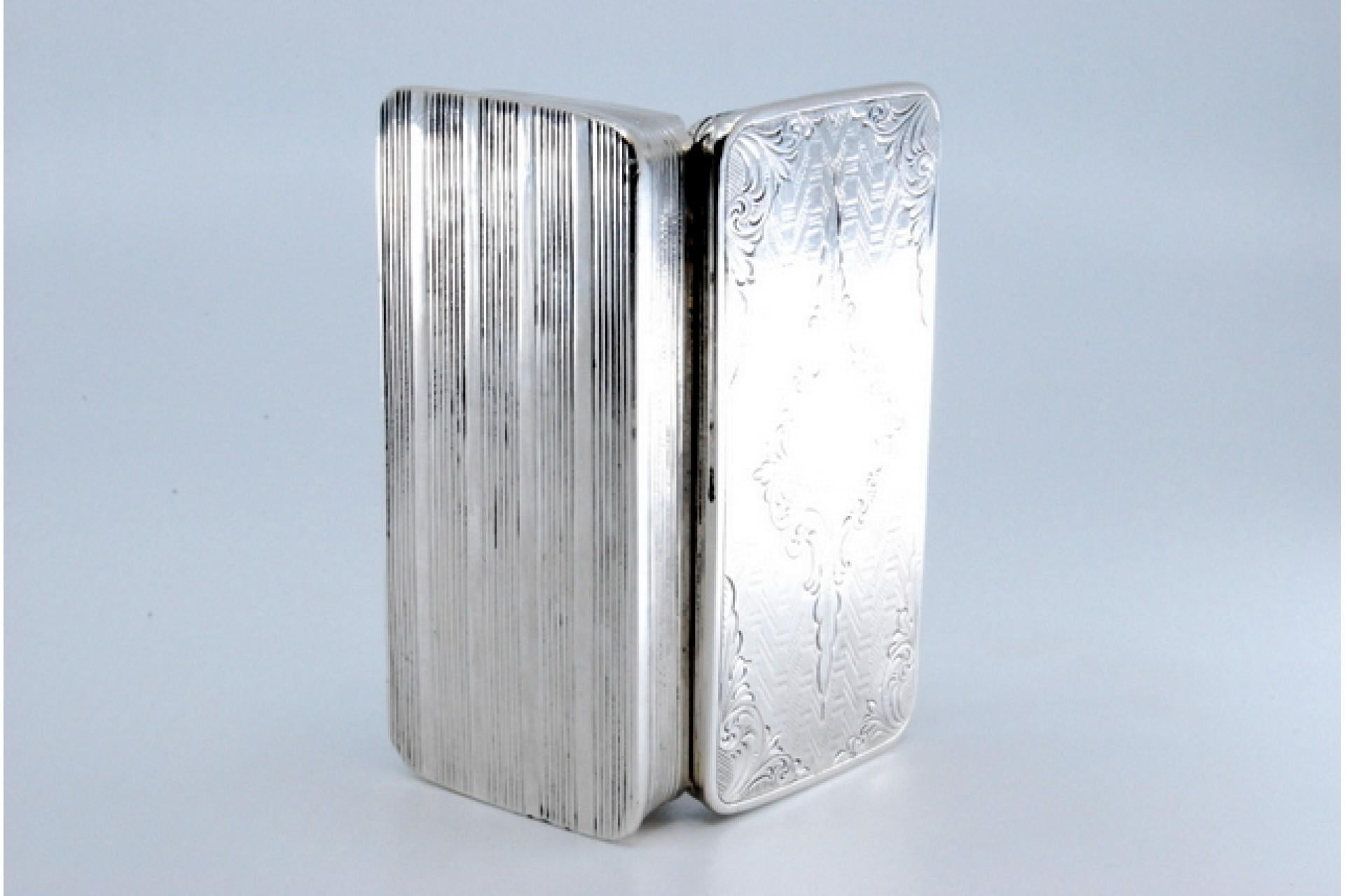 Européen Silver snuff box w/ borders on the edge & a hinged lid w/ engraved floral motifs en vente