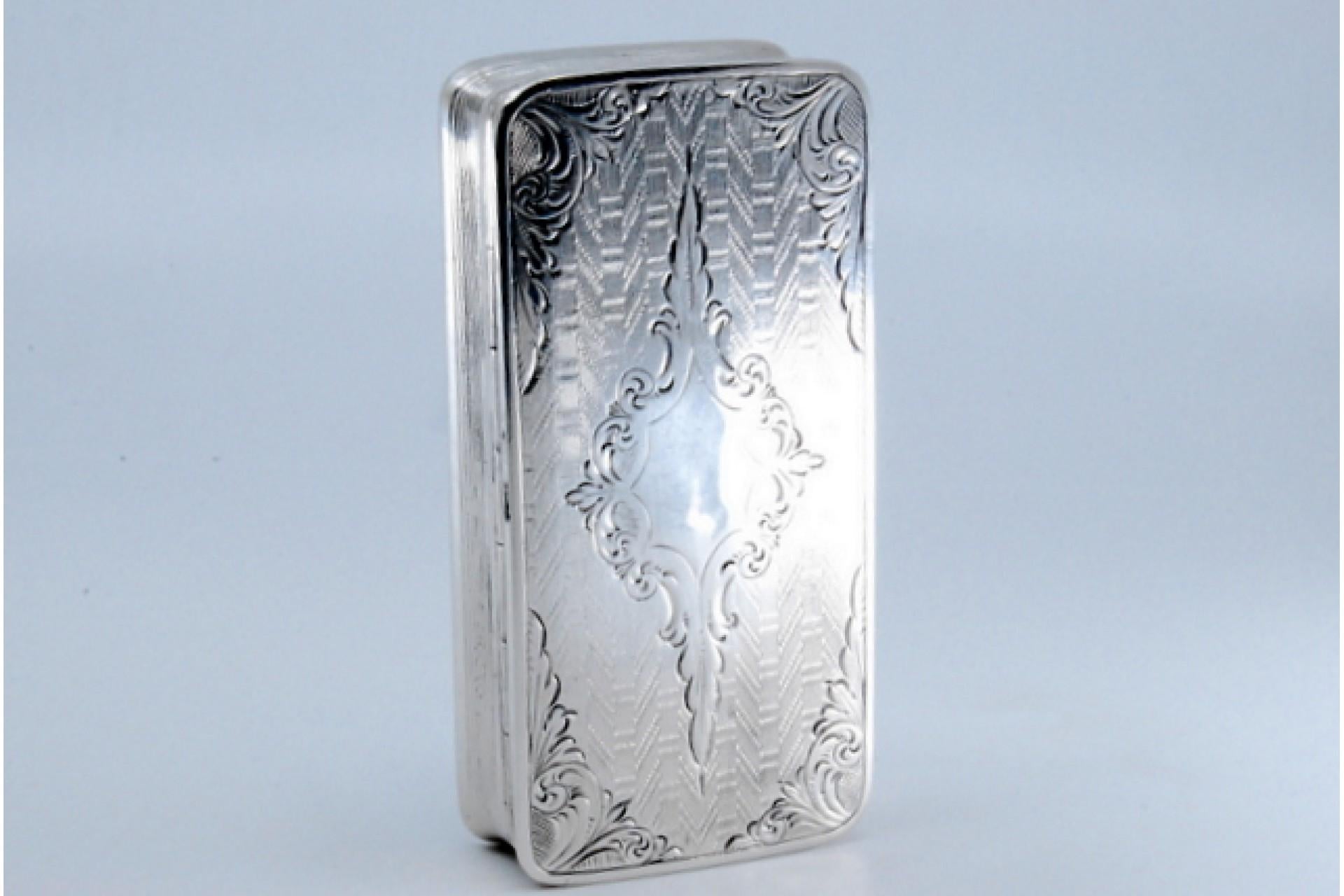 Silver snuff box w/ borders on the edge & a hinged lid w/ engraved floral motifs Bon état - En vente à Porto, PT