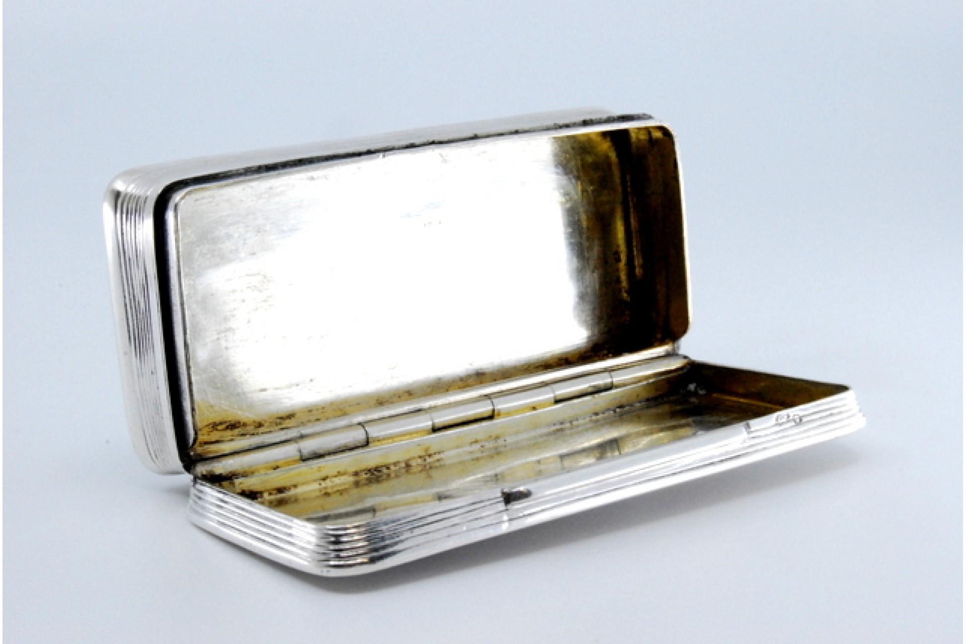 XIXe siècle Silver snuff box w/ borders on the edge & a hinged lid w/ engraved floral motifs en vente