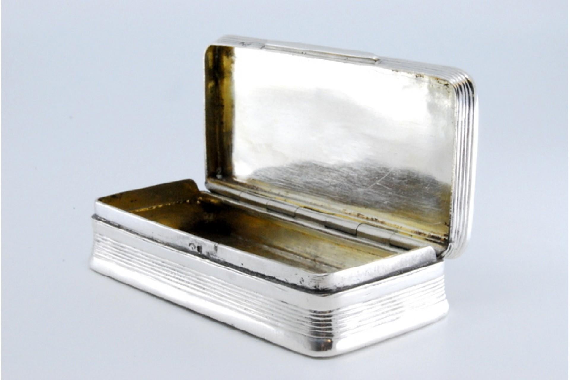 Argent Silver snuff box w/ borders on the edge & a hinged lid w/ engraved floral motifs en vente