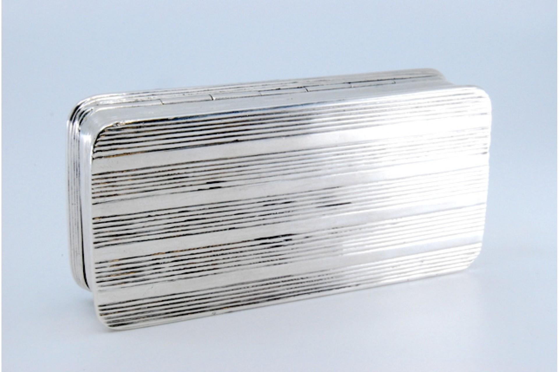 Silver snuff box w/ borders on the edge & a hinged lid w/ engraved floral motifs en vente 1