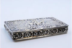 Tabacchiera in argento con scena bucolica in rilievo sul coperchio a cerniera e interno dorato